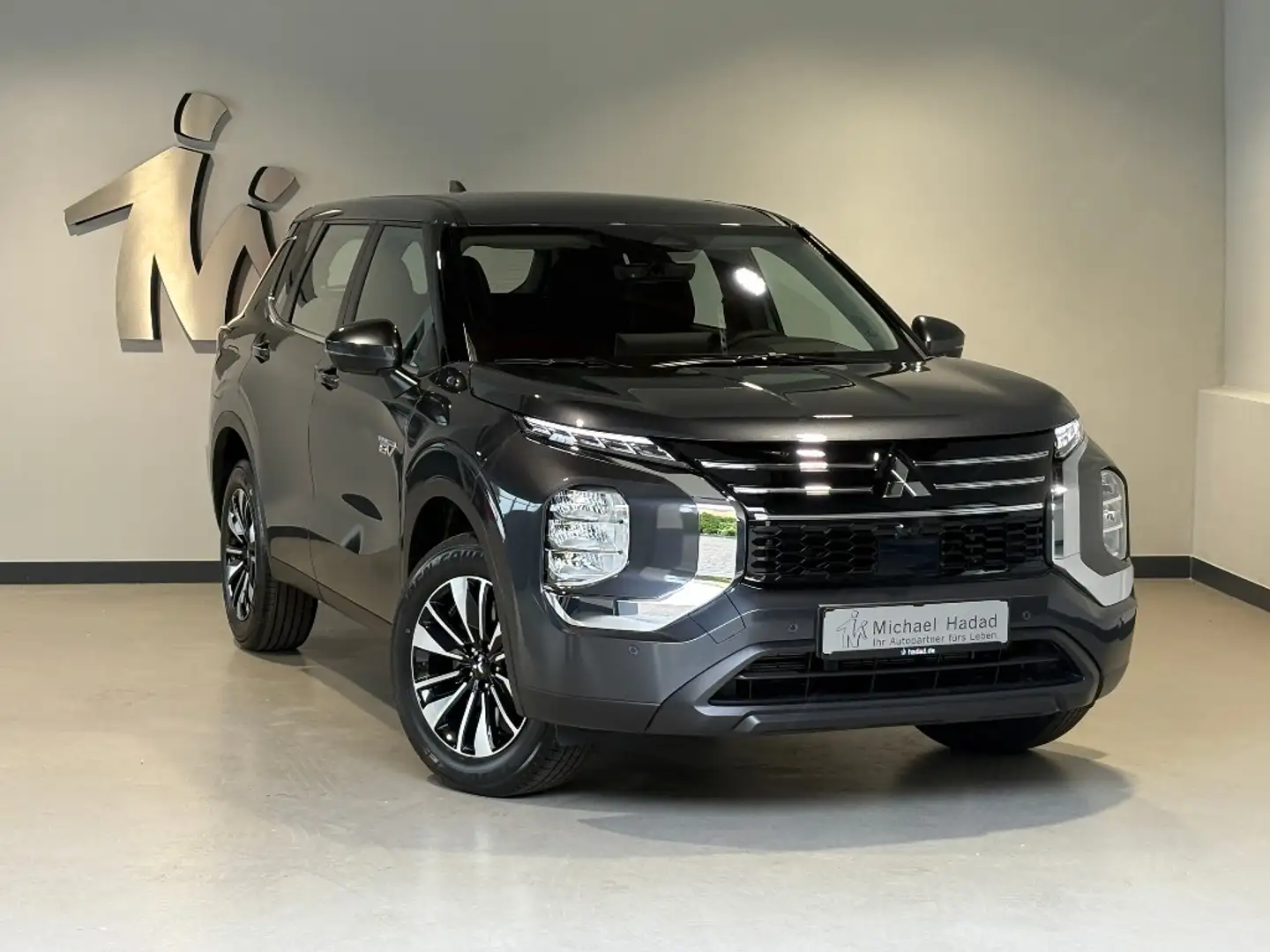 Mitsubishi Outlander 2.4L PHEV BASIS Šedá - 2