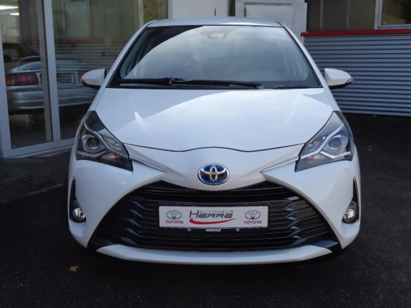 Toyota Yaris Yaris Hybrid Hybrid 1.5 VVT-i Y20 Team Deutschland Белый - 2