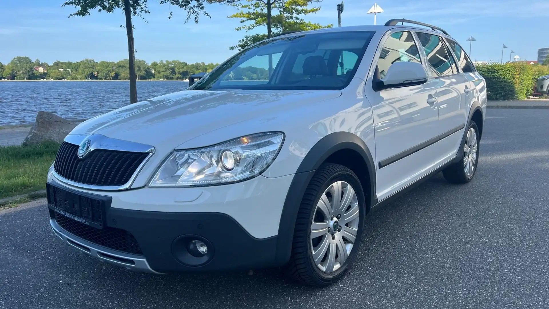 Skoda Octavia Combi Scout 4X4 XENON HU NEU NAVI Weiß - 1