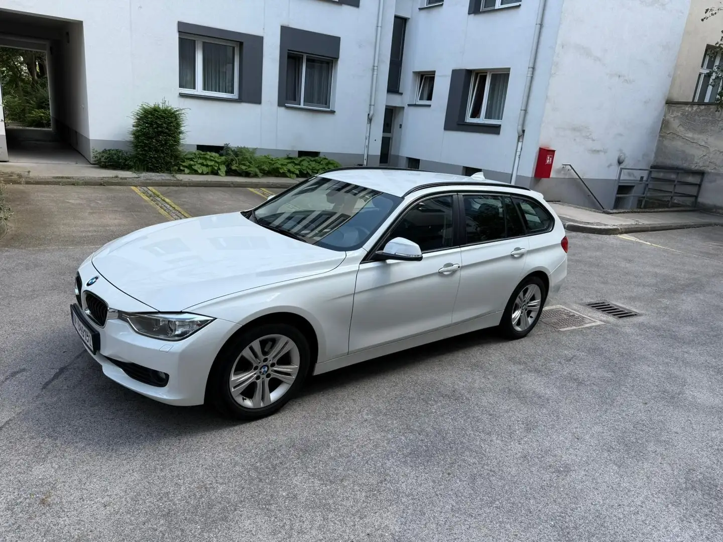 BMW 320 320d Touring Aut. - 1