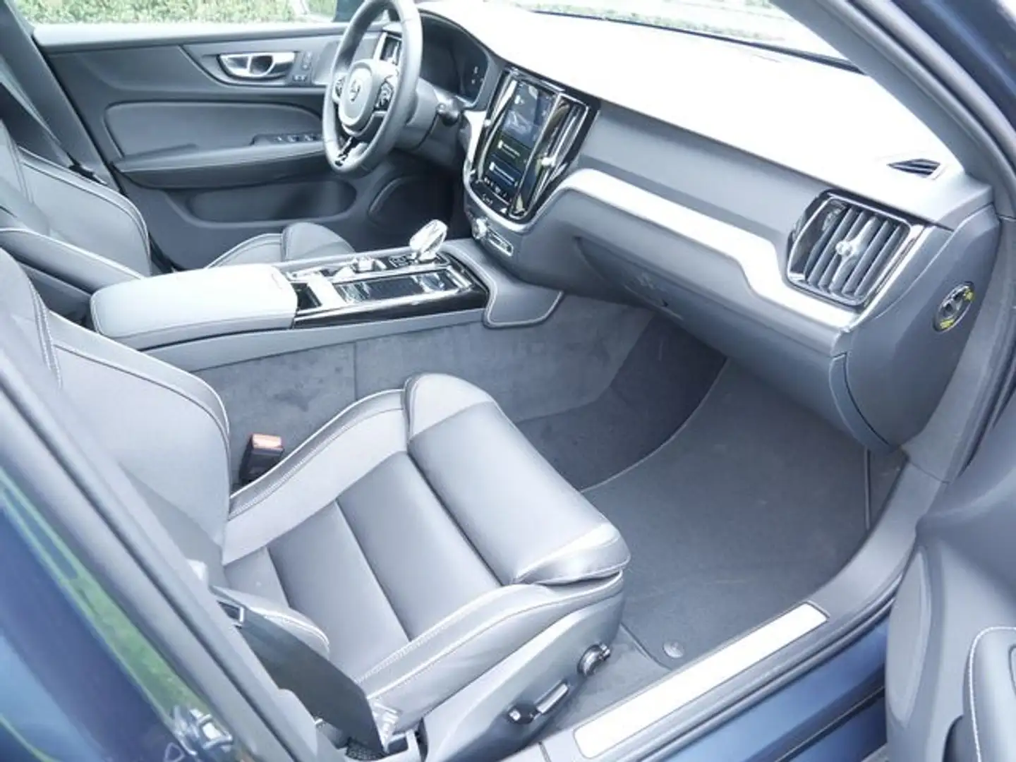 Volvo V60 T8 AWD Plus Dark Plug-In Hybrid ACC LED 360 Navi d Blau - 2