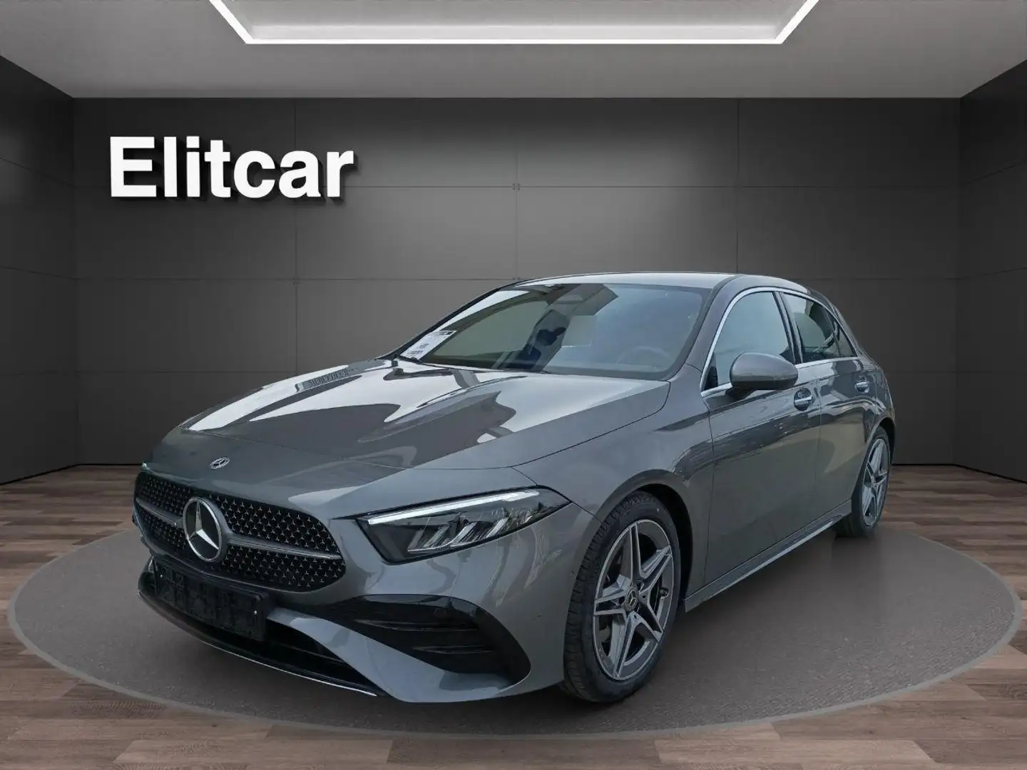 Mercedes-Benz A 180 Automatic AMG Line Advanced Plus Grau - 1