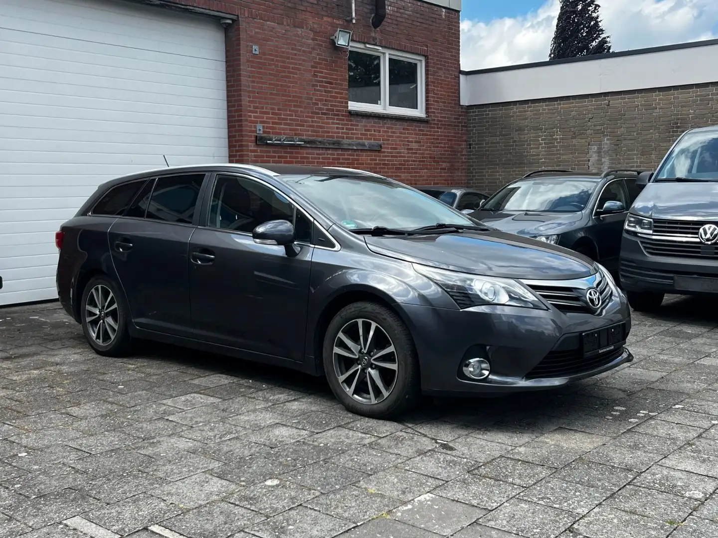Toyota Avensis Kombi Edition 2,0 D4D*Navi*Rückfahrkamer Gris - 1