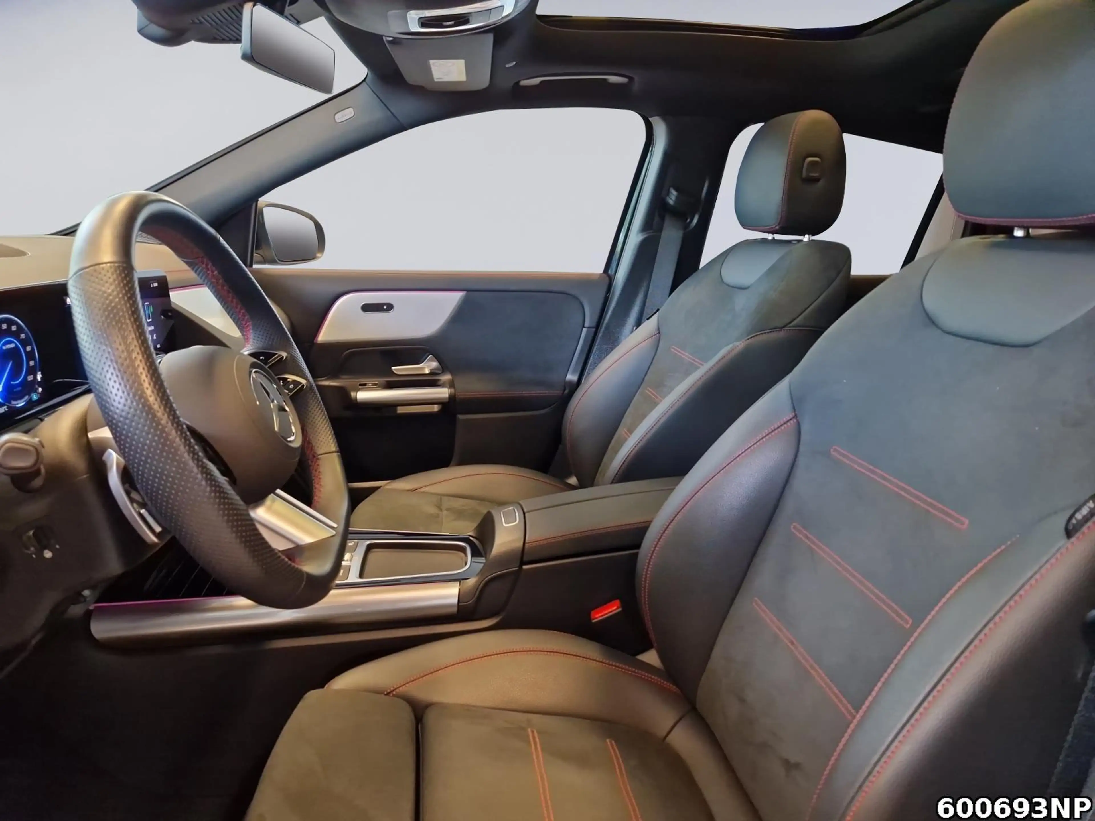 Mercedes-Benz EQA 350 AMG Line Panorama LED Kamera Totwinkel — photo 10