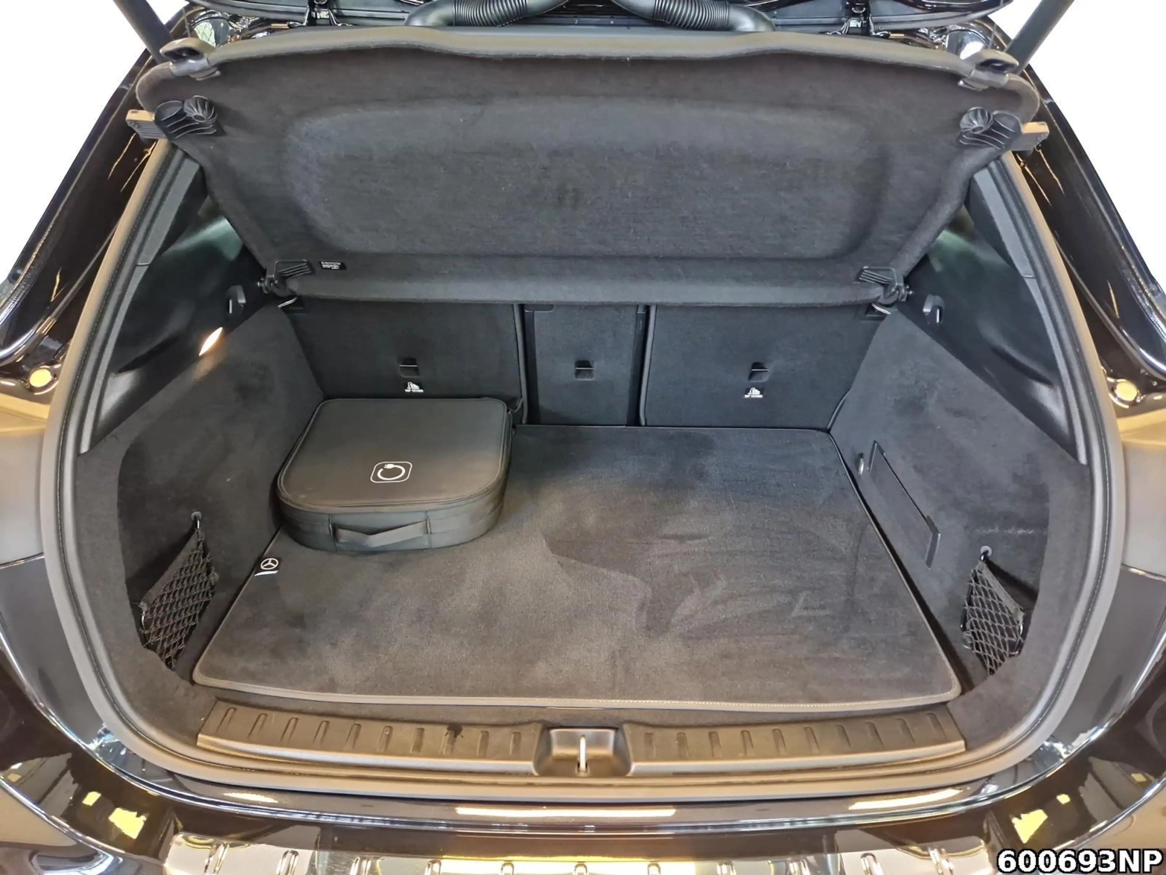 Mercedes-Benz EQA 350 AMG Line Panorama LED Kamera Totwinkel — photo 6