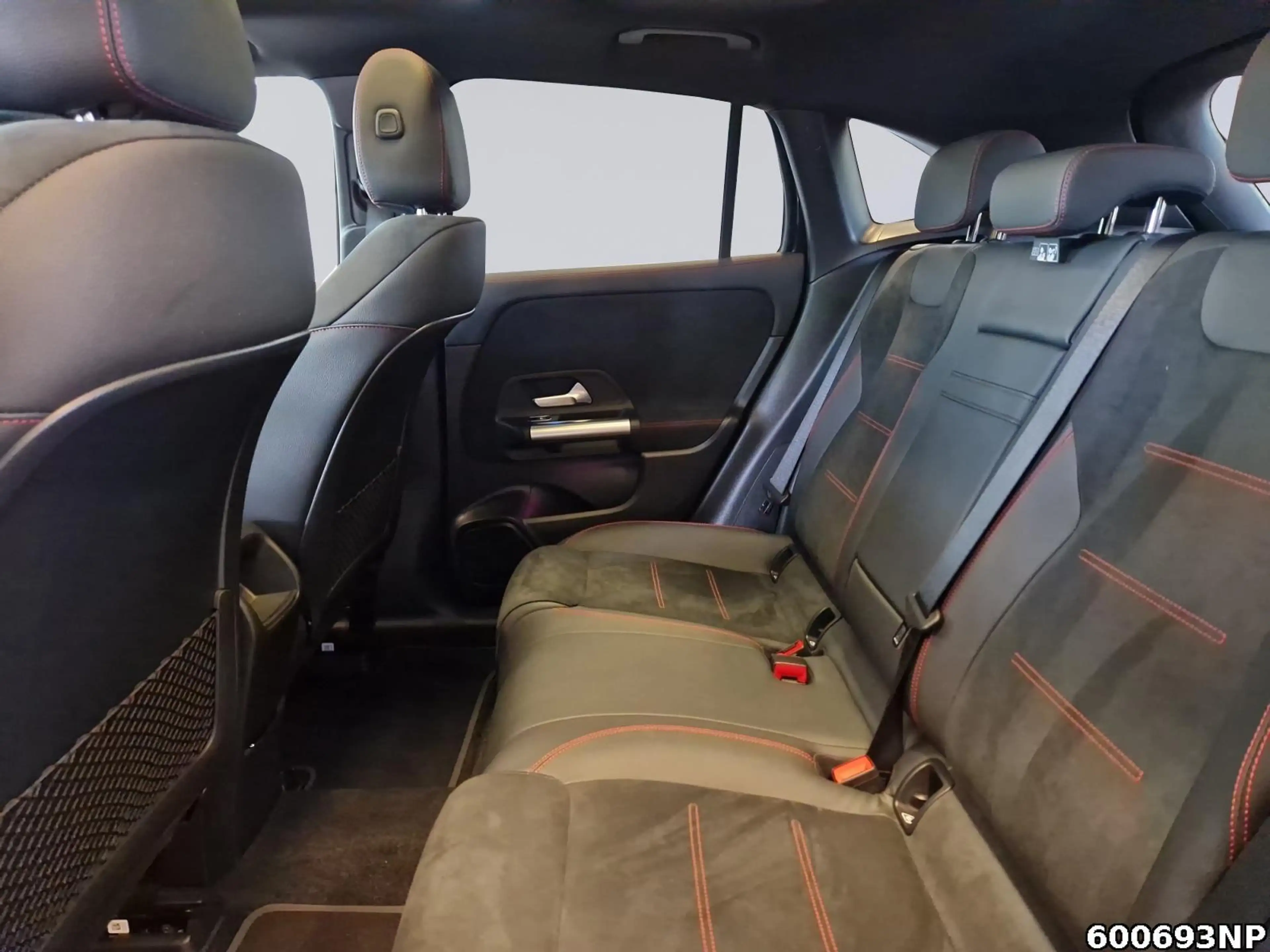Mercedes-Benz EQA 350 AMG Line Panorama LED Kamera Totwinkel — photo 11