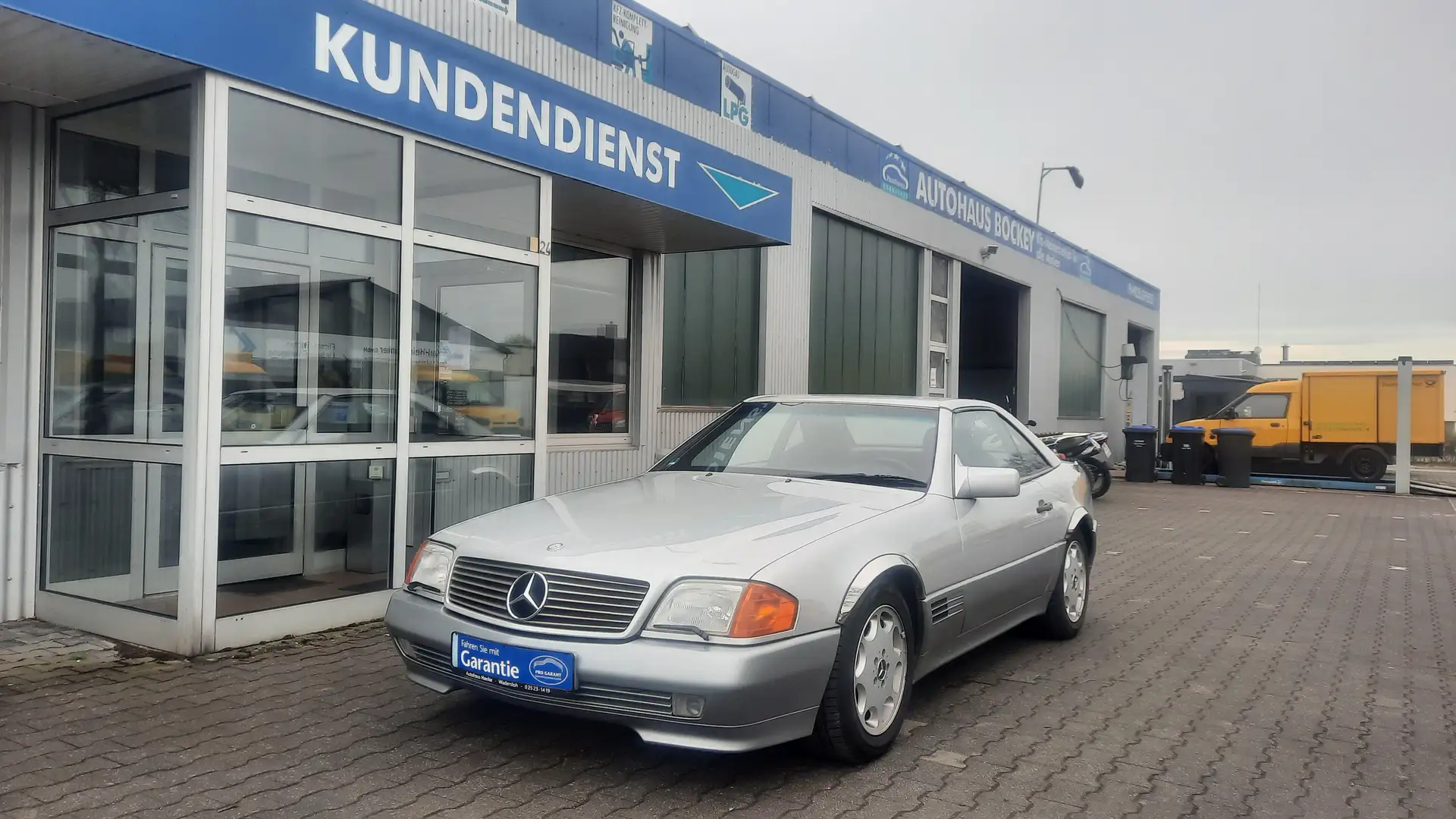 Mercedes-Benz SL 300 *GUTER ZUSTAND/AUTOMATIK/SITZHEI Срібний - 2