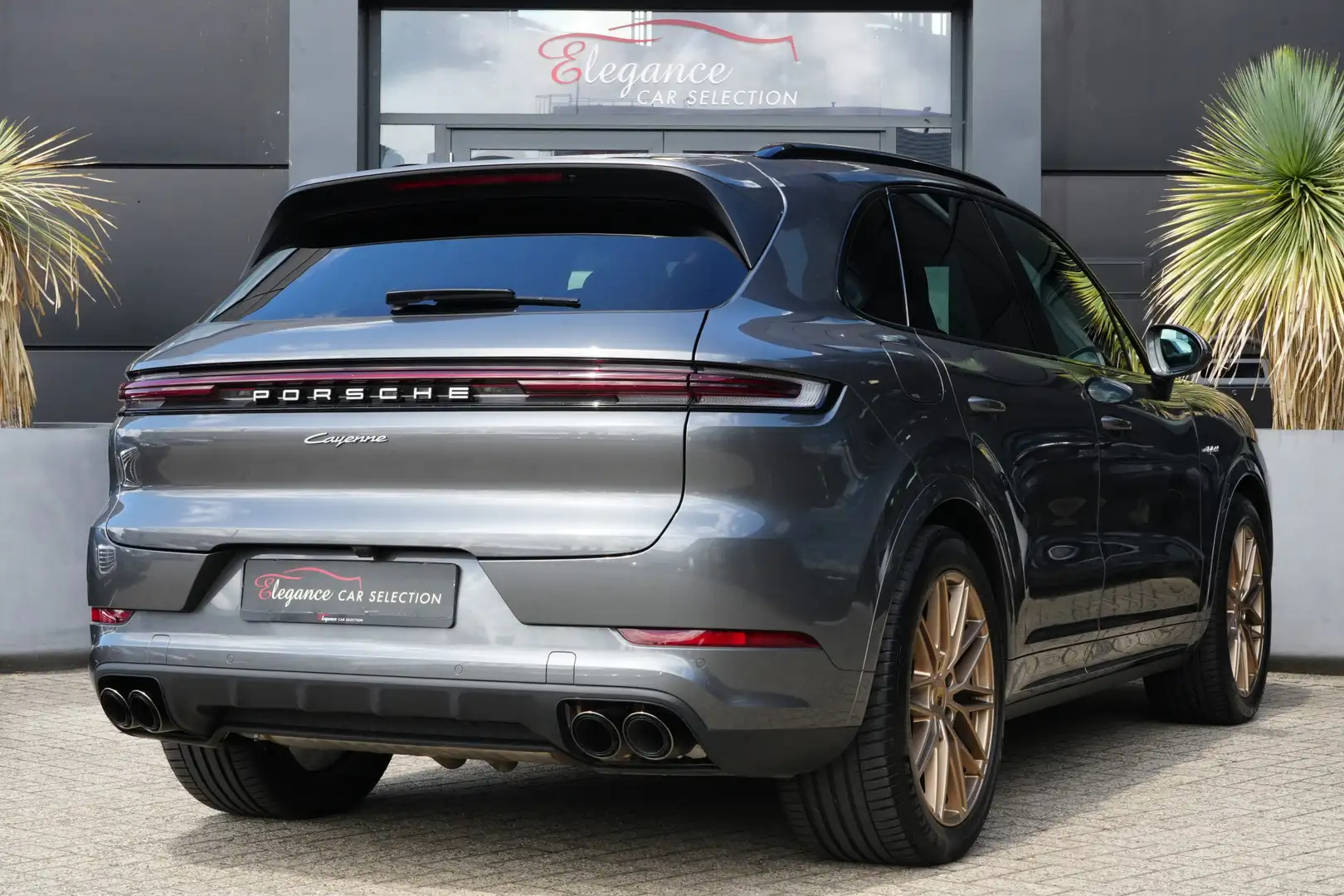 Porsche Cayenne 3.0 E-Hybrid 470pk Panoramadak/Bose/Camera Grijs - 2