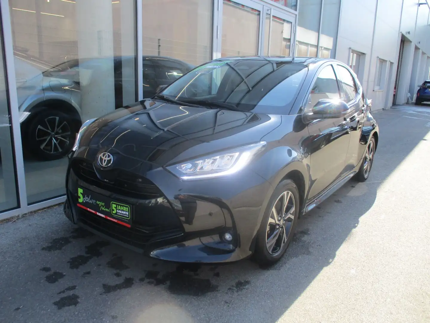 Toyota Yaris 1.5 VVT-i Hybrid Active Drive ACC+SHZ+Kam. Schwarz - 2