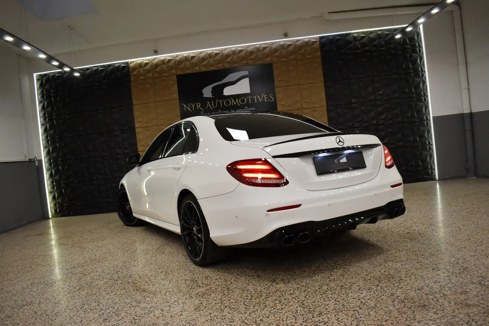 Mercedes-Benz E 200 Aut. E53 AMG LOOK, COMAND, LED, KAMERA, SPORTSITZE Weiß - 2