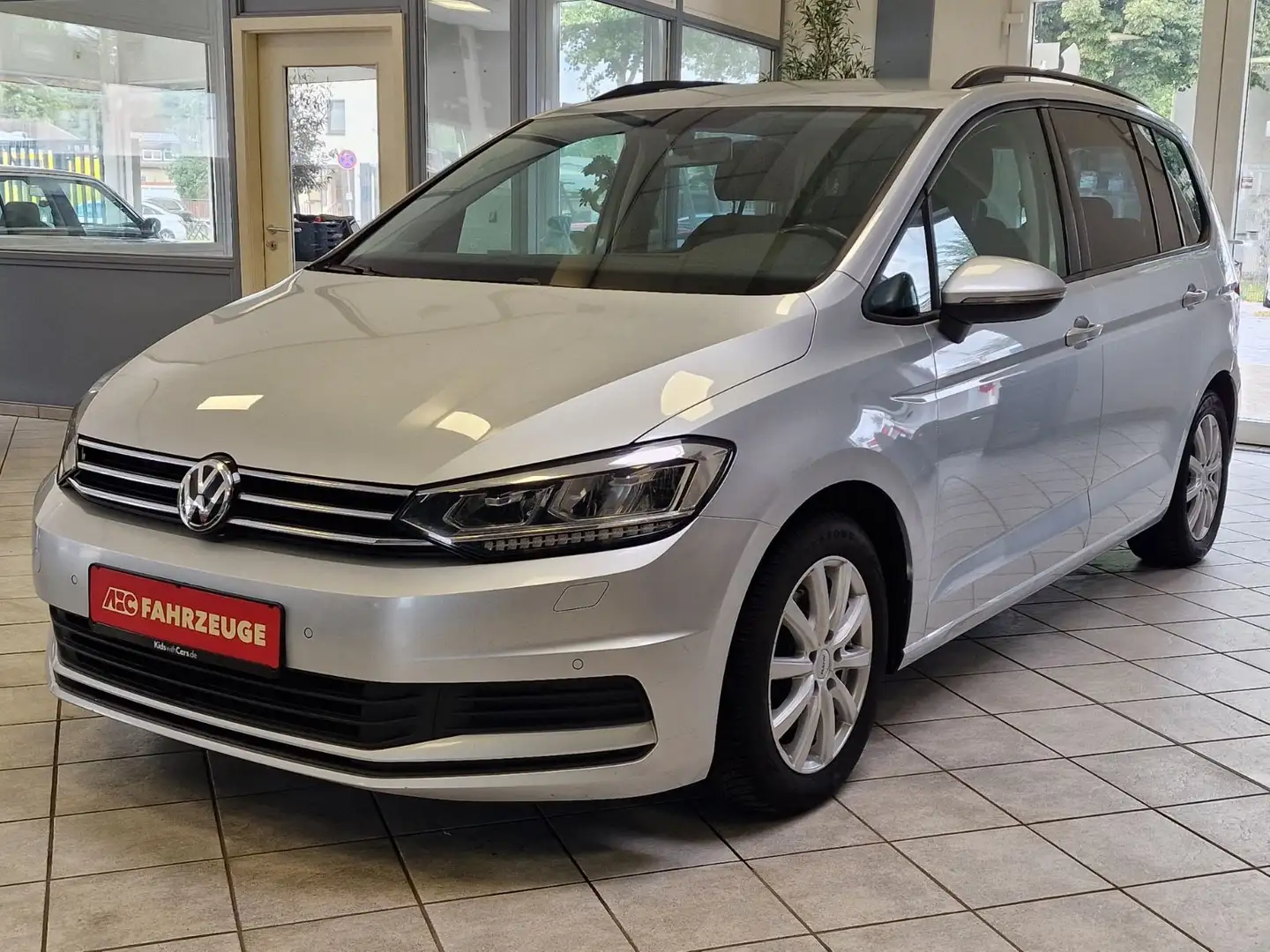 Volkswagen Touran 1.6 TDI Comfortline 7-Sitzer / LED / Aluf Silber - 2