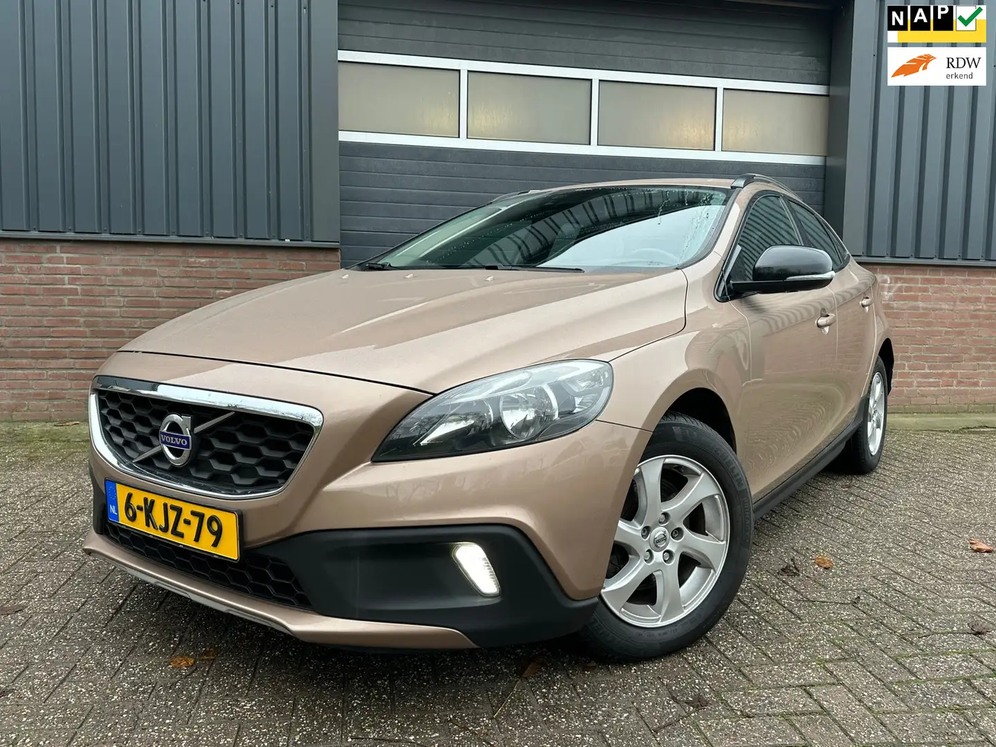 Volvo V40 Cross Country 1.6 T4 Momentum Achteruitrijcamera / PDC achter / Bruin - 1