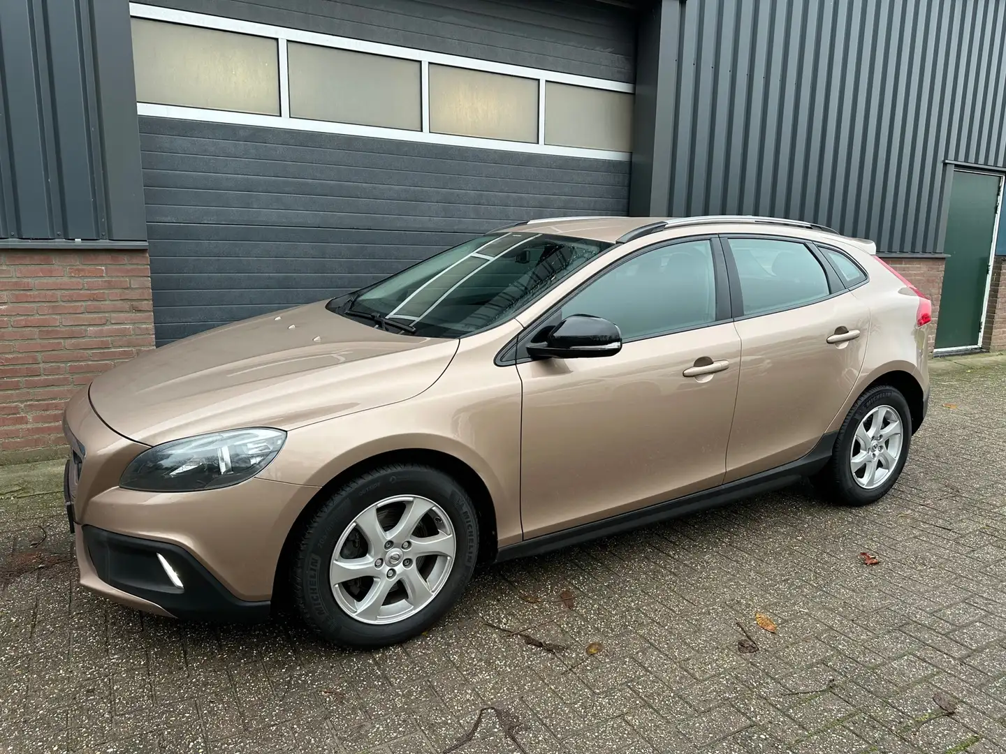 Volvo V40 Cross Country 1.6 T4 Momentum Achteruitrijcamera / PDC achter / Bruin - 2