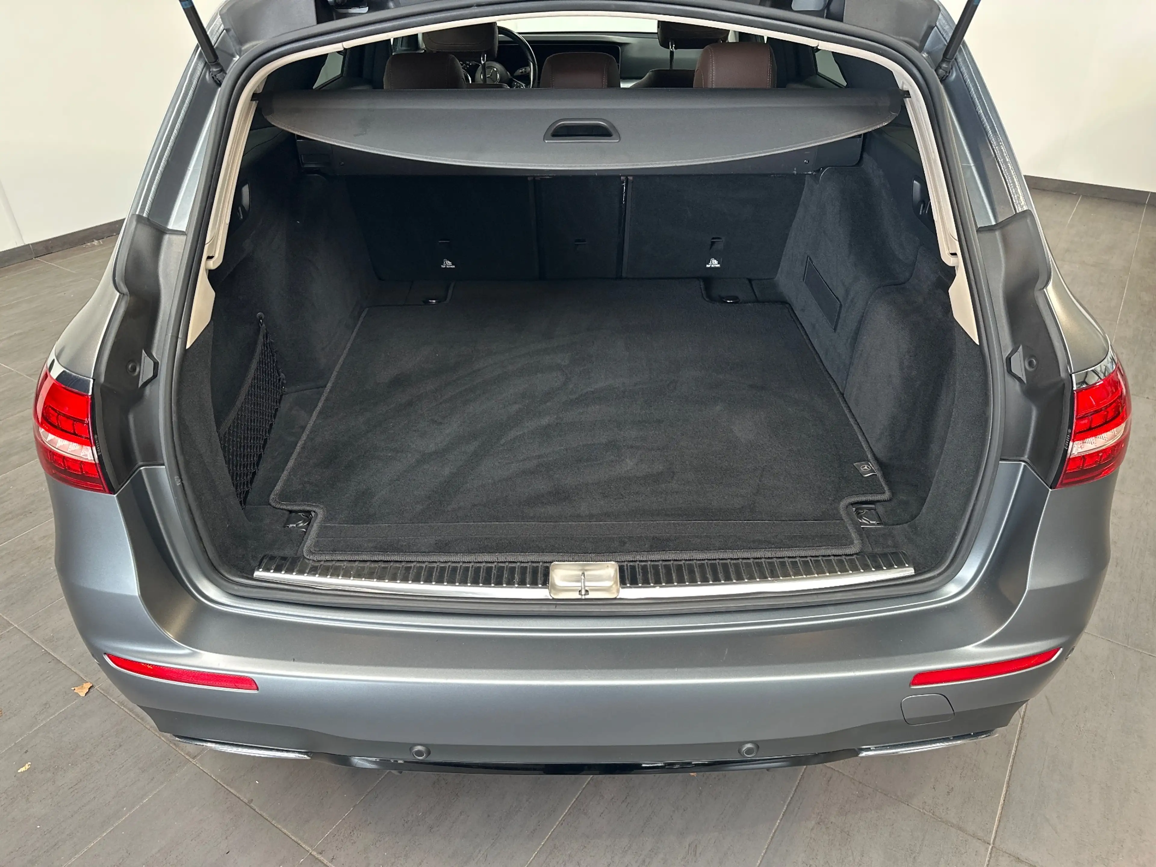 Mercedes-Benz E 400 T 4Matic AMG-Line NAV+LED+360GRAD+AIRMATIC+19ZO — photo 8