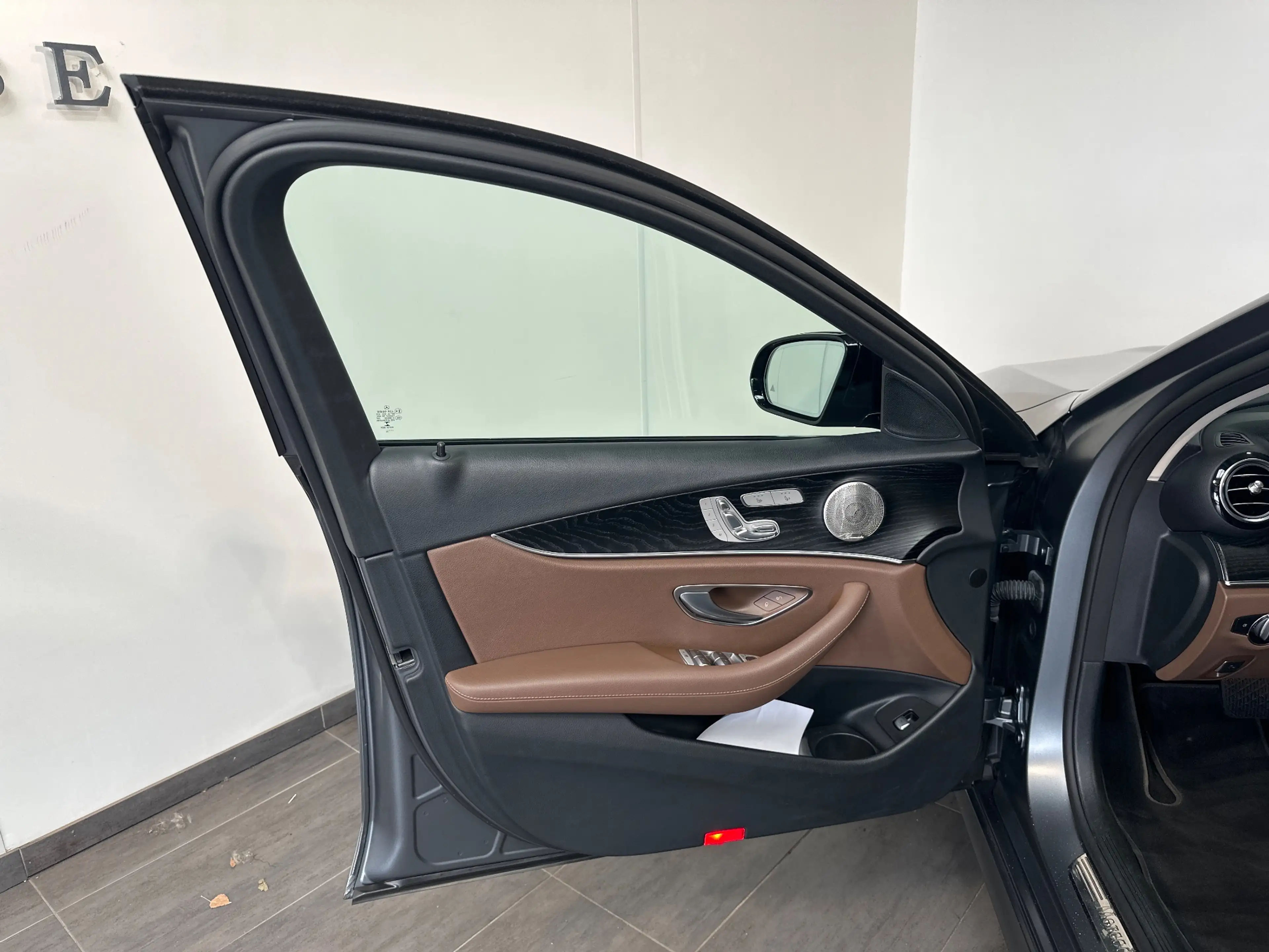 Mercedes-Benz E 400 T 4Matic AMG-Line NAV+LED+360GRAD+AIRMATIC+19ZO — photo 6