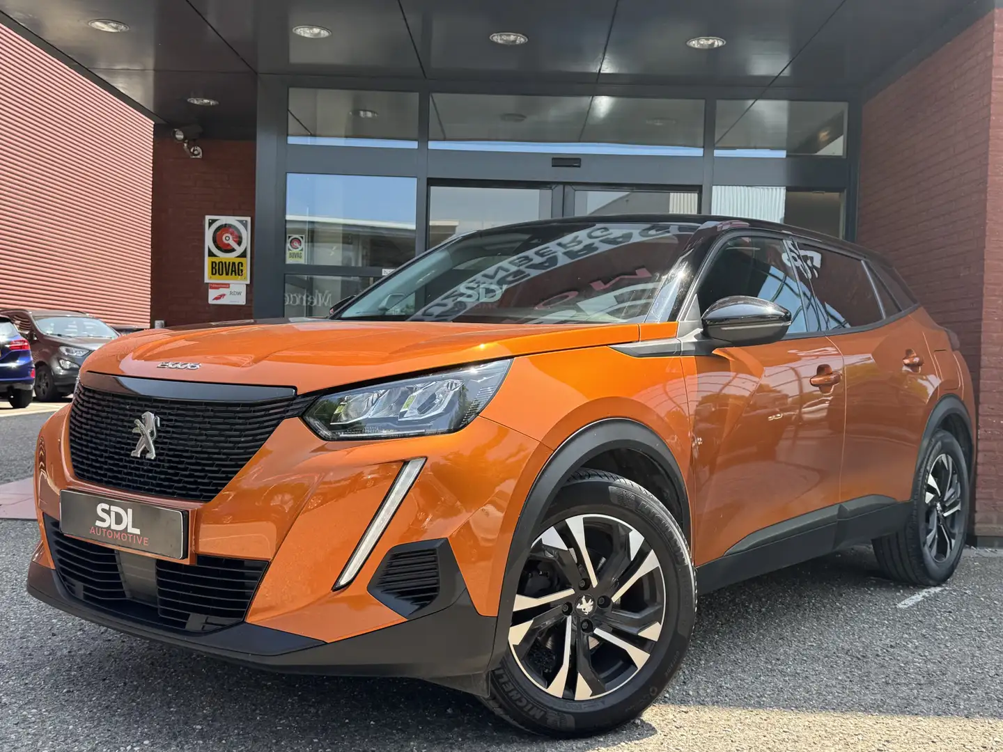 Peugeot 2008 1.2 PureTech Allure Pack // TREKHAAK // PDC // APP Oranje - 2