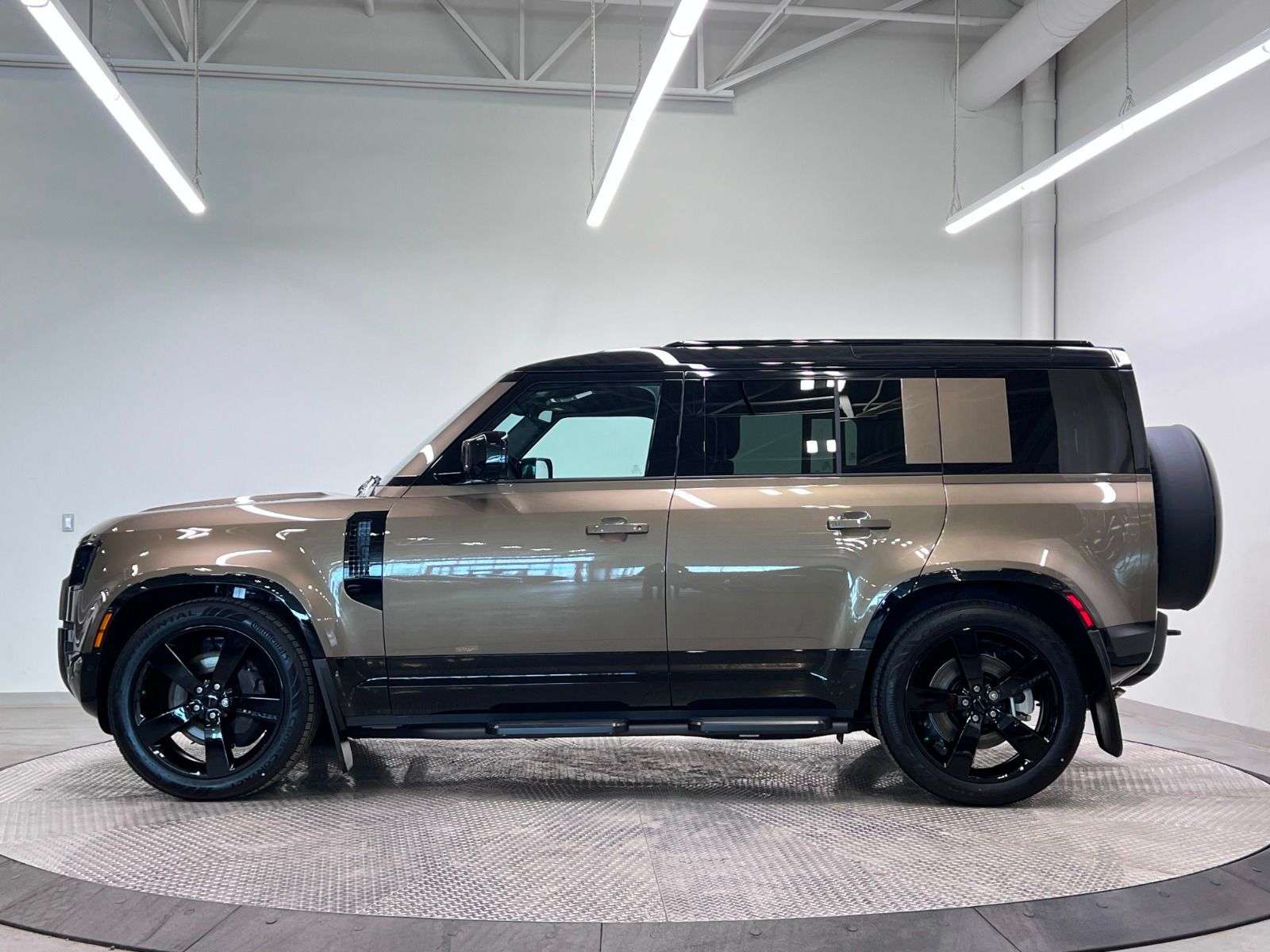 2026 Land Rover Defender 110 P400 X-DYNAMIC SE alt 2