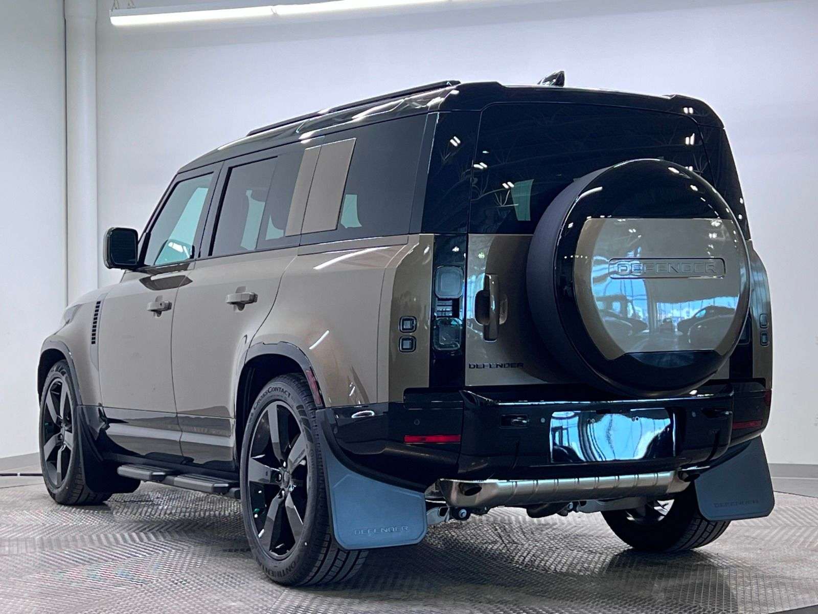 2026 Land Rover Defender 110 P400 X-DYNAMIC SE alt 3