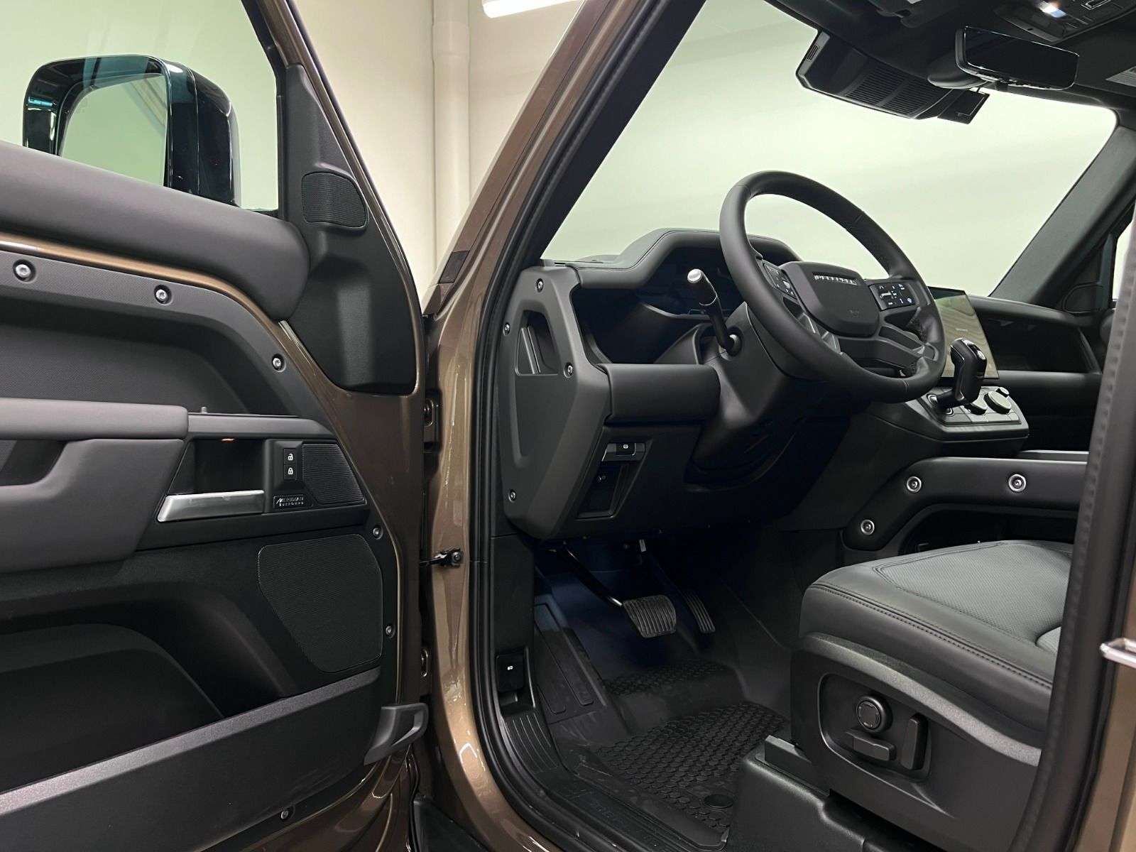 2026 Land Rover Defender 110 P400 X-DYNAMIC SE alt 4