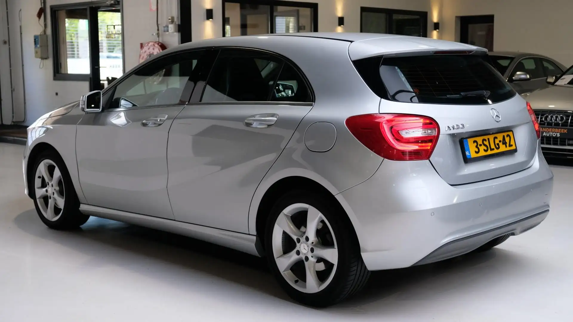 Mercedes-Benz A 180 Ambition Cruise|Navi|Led&Xenon Grijs - 2