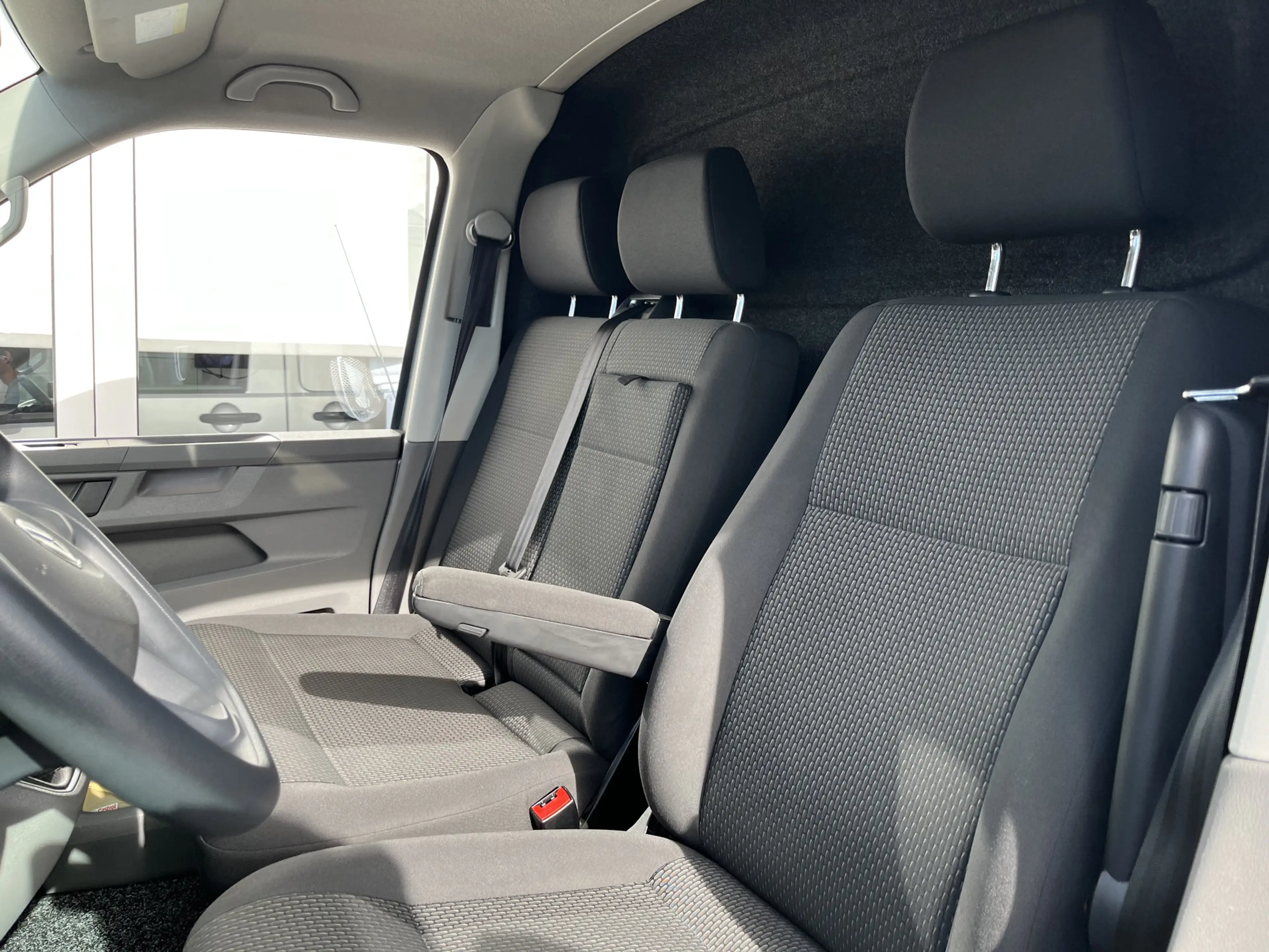 Volkswagen T6.1 Transporter 2.0 TDI L1H1 30 Comfortline / PARKEER SENSOREN/ NA — photo 7