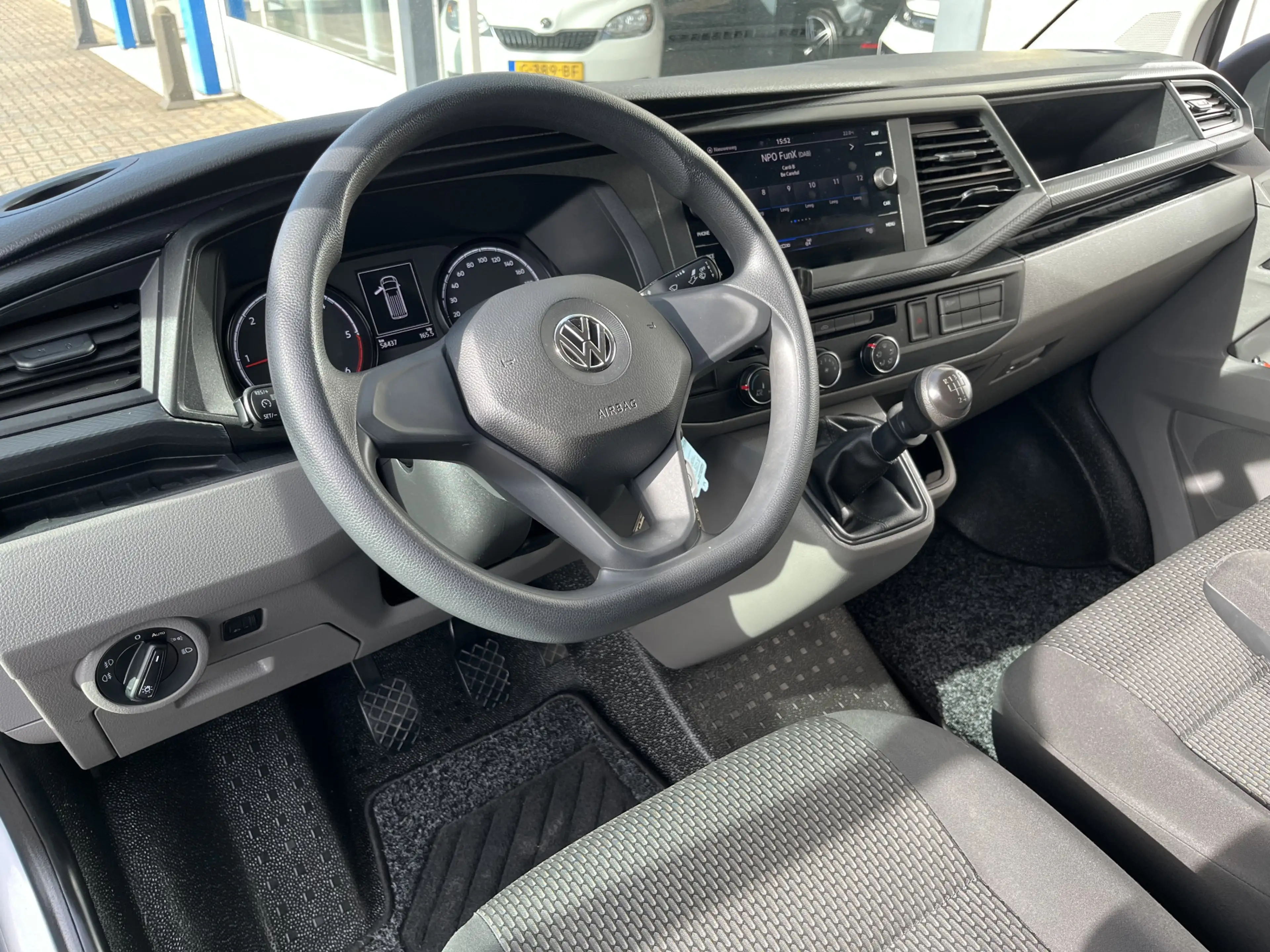 Volkswagen T6.1 Transporter 2.0 TDI L1H1 30 Comfortline / PARKEER SENSOREN/ NA — photo 8