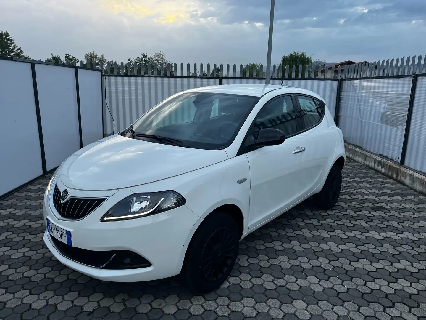 Lancia Ypsilon Ypsilon 0.9 t.air Gold metano 70cv Wit - 1