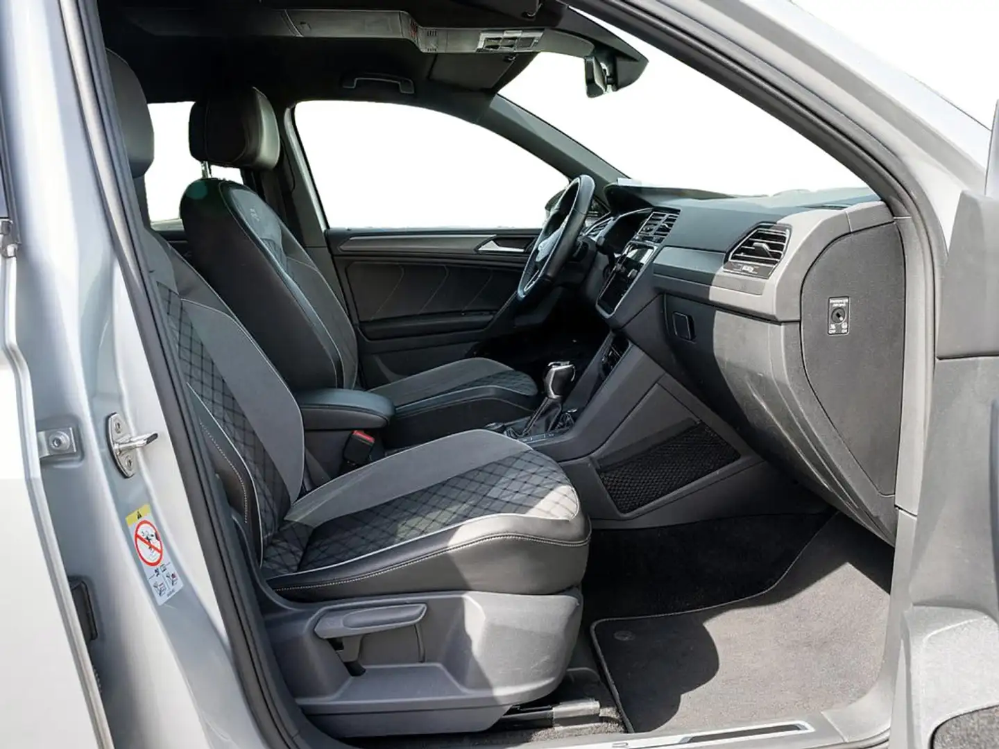 Volkswagen Tiguan 2.0 TDI R-Line 4M DSG AHK NAVI 360° KA Silber - 2