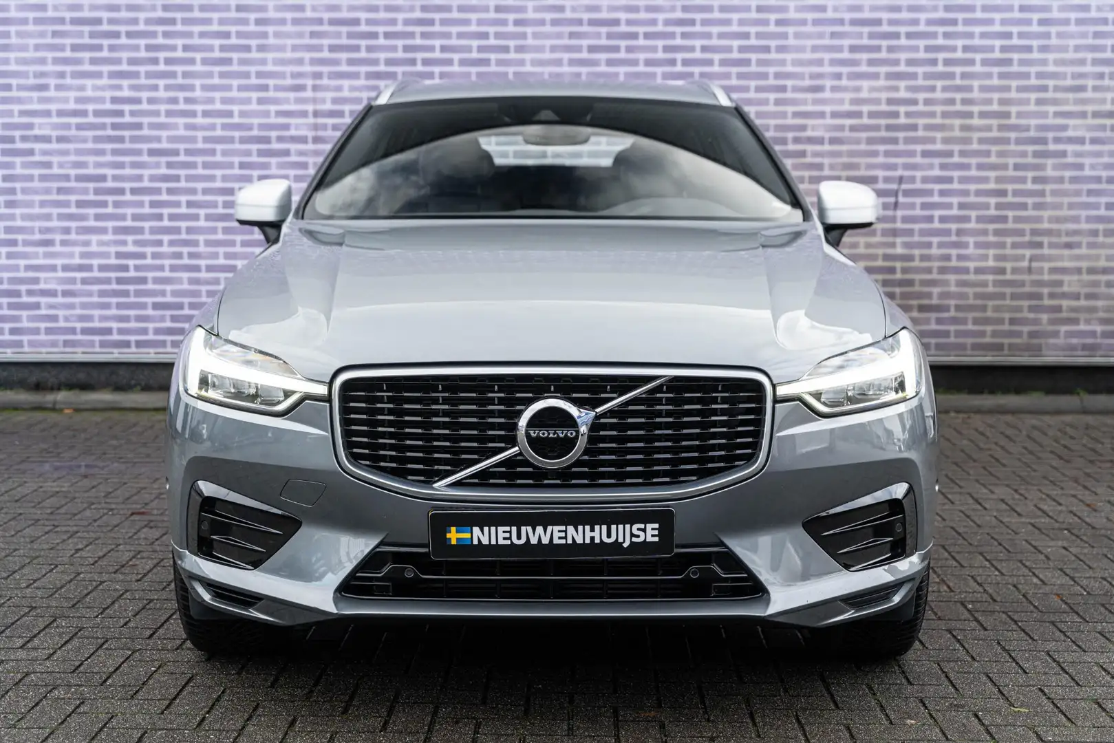 Volvo XC60 2.0 D4 AWD R-Design | Trekhaak | Stoelventilatie | Gris - 2