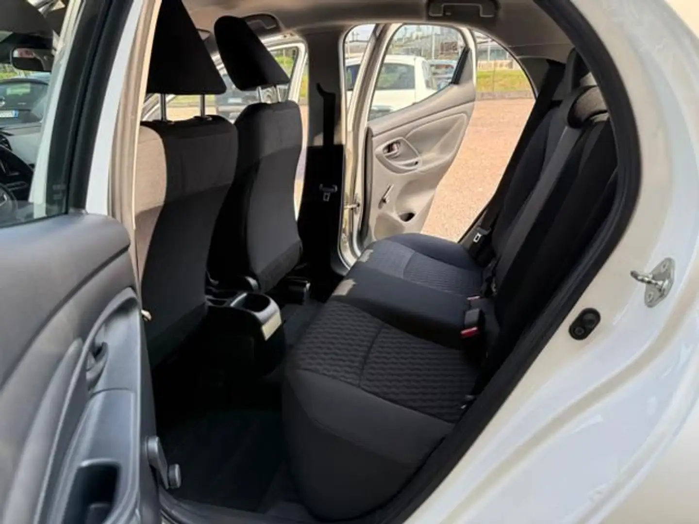 Toyota Yaris 1.0 5 porte Active Bianco - 2