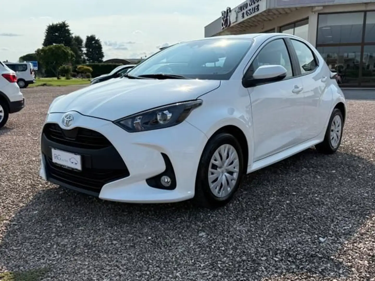 Toyota Yaris 1.0 5 porte Active Bianco - 1