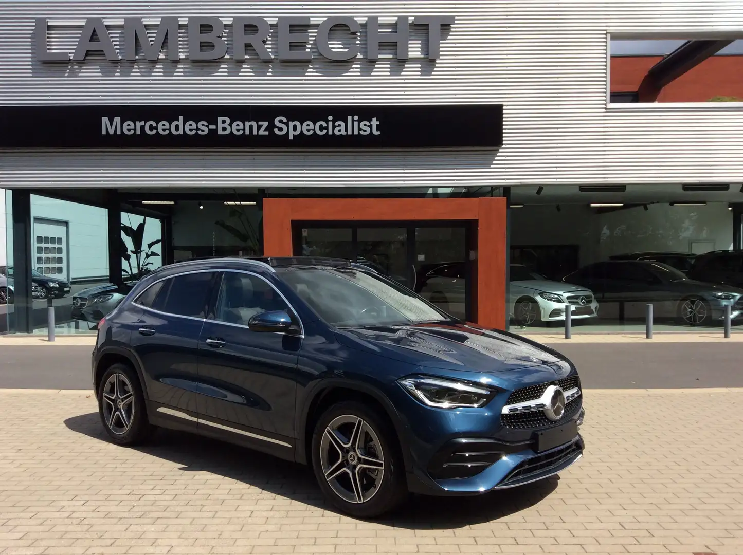 Mercedes-Benz GLA 200 GLA 200 7G-DCT AMG Line * PANO * DISTRONIC * DAB Bleu - 1