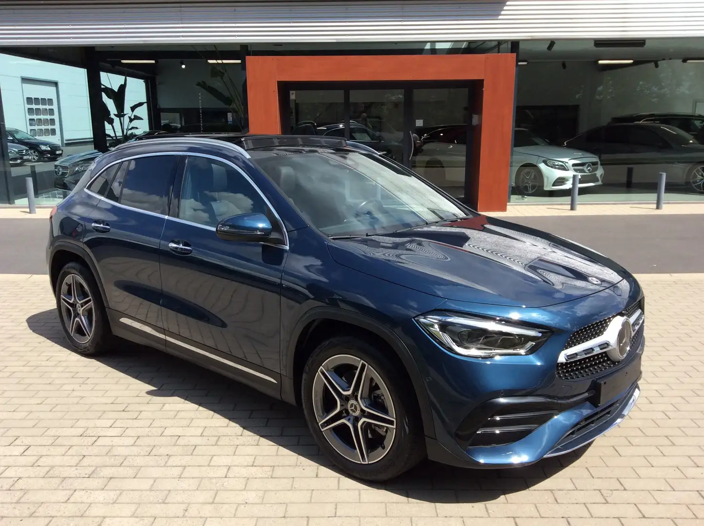 Mercedes-Benz GLA 200 GLA 200 7G-DCT AMG Line * PANO * DISTRONIC * DAB Bleu - 2