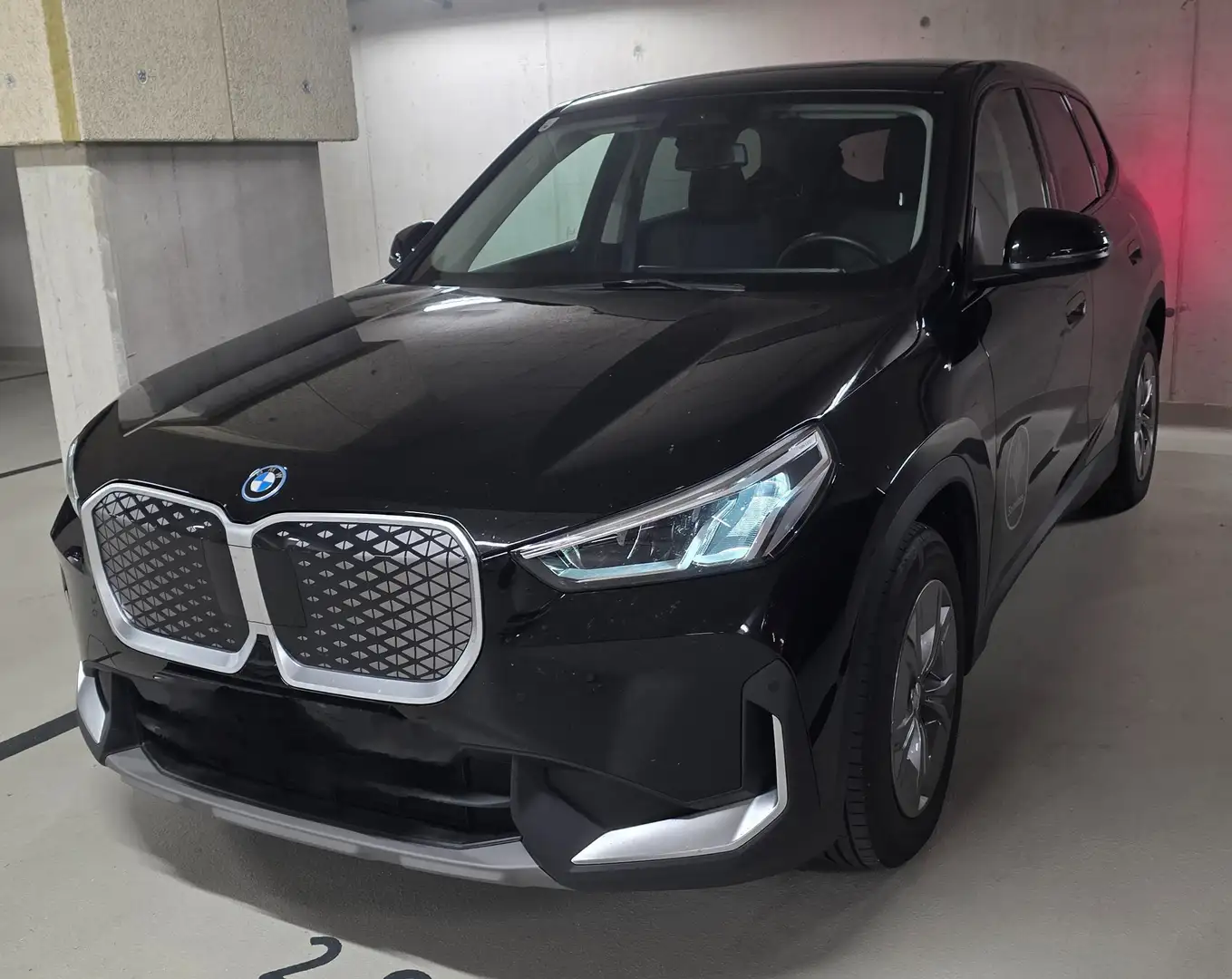 BMW iX1 iX1 eDrive20 64,8kWh Schwarz - 1