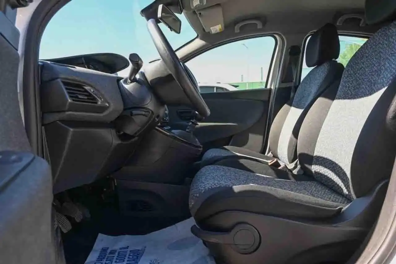 Lancia Ypsilon 1.0 FireFly 5 porte S&S Hybrid Silver 10