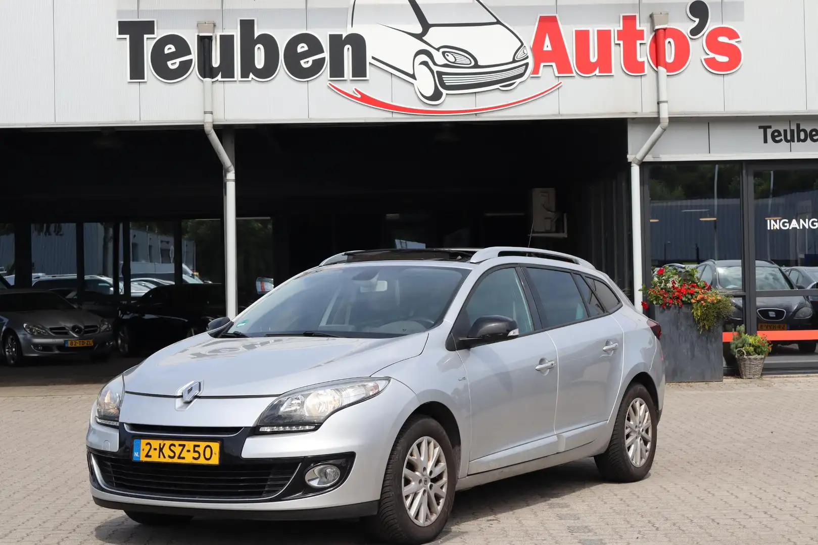 Renault Megane Estate 1.5 dCi Bose Navigatie, Camera, Panoramadak Grijs - 1