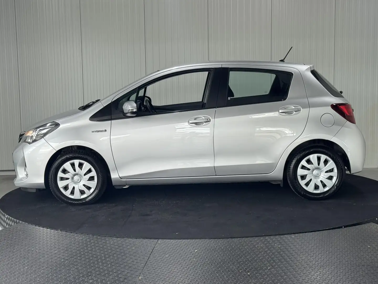 Toyota Yaris 1.5 Hybrid Aspiration Clima Cruise Keyless entry Grijs - 2