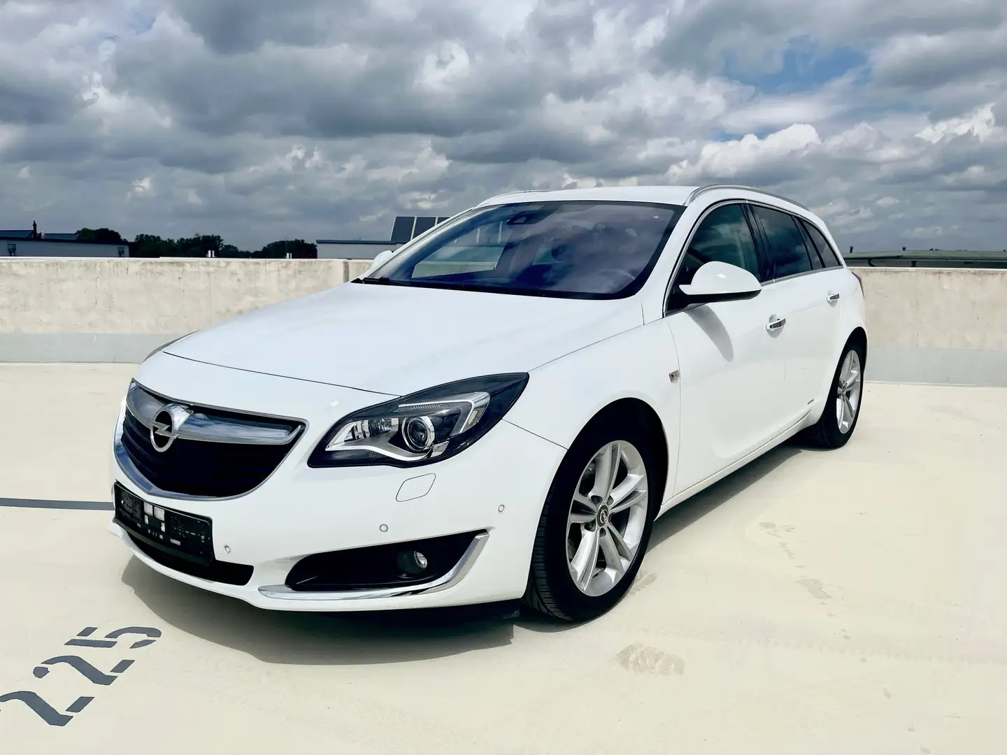 Opel Insignia 2.0 Business Innov. LEDER*AHK*ACC*SPUR*SHZ*KEYLESS Blanc - 1