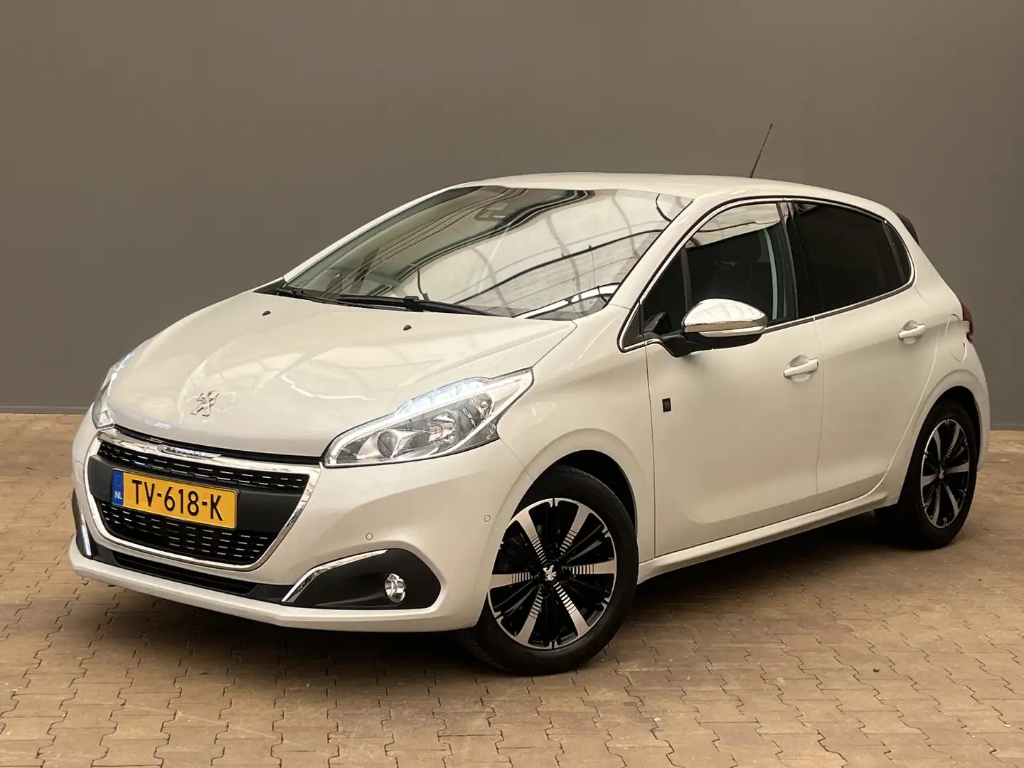 Peugeot 208 1.2 PureTech Tech Edition Camera | 16'' Lichtmetaa Blanco - 1