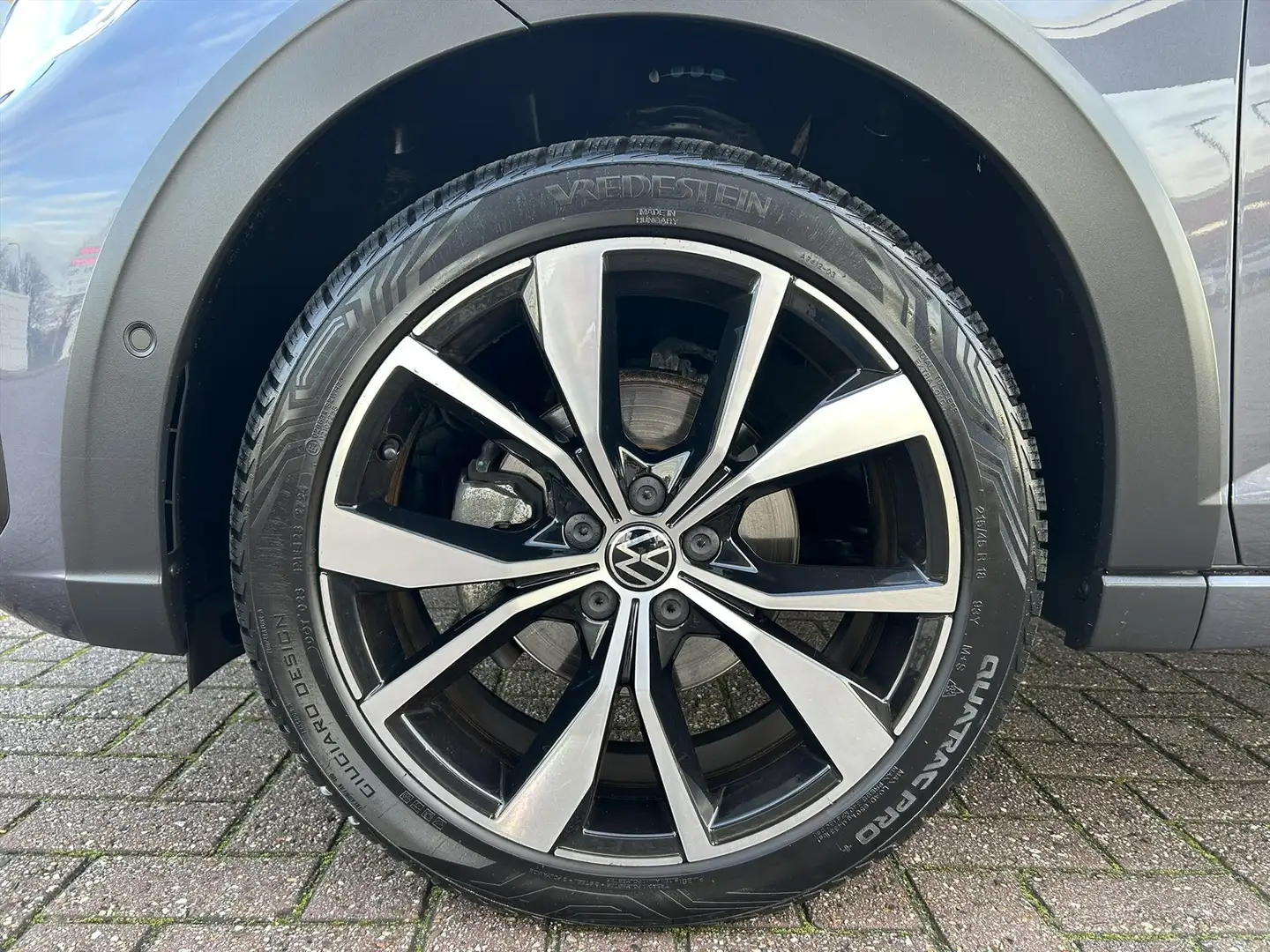 Volkswagen Taigo 1.0 TSI DSG-7 R-line / ACC / IQ-Light / Virtual Da Grau - 2