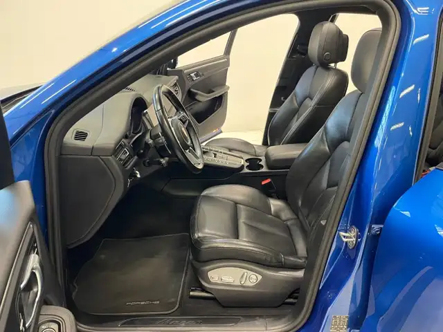 Porsche Macan view 8