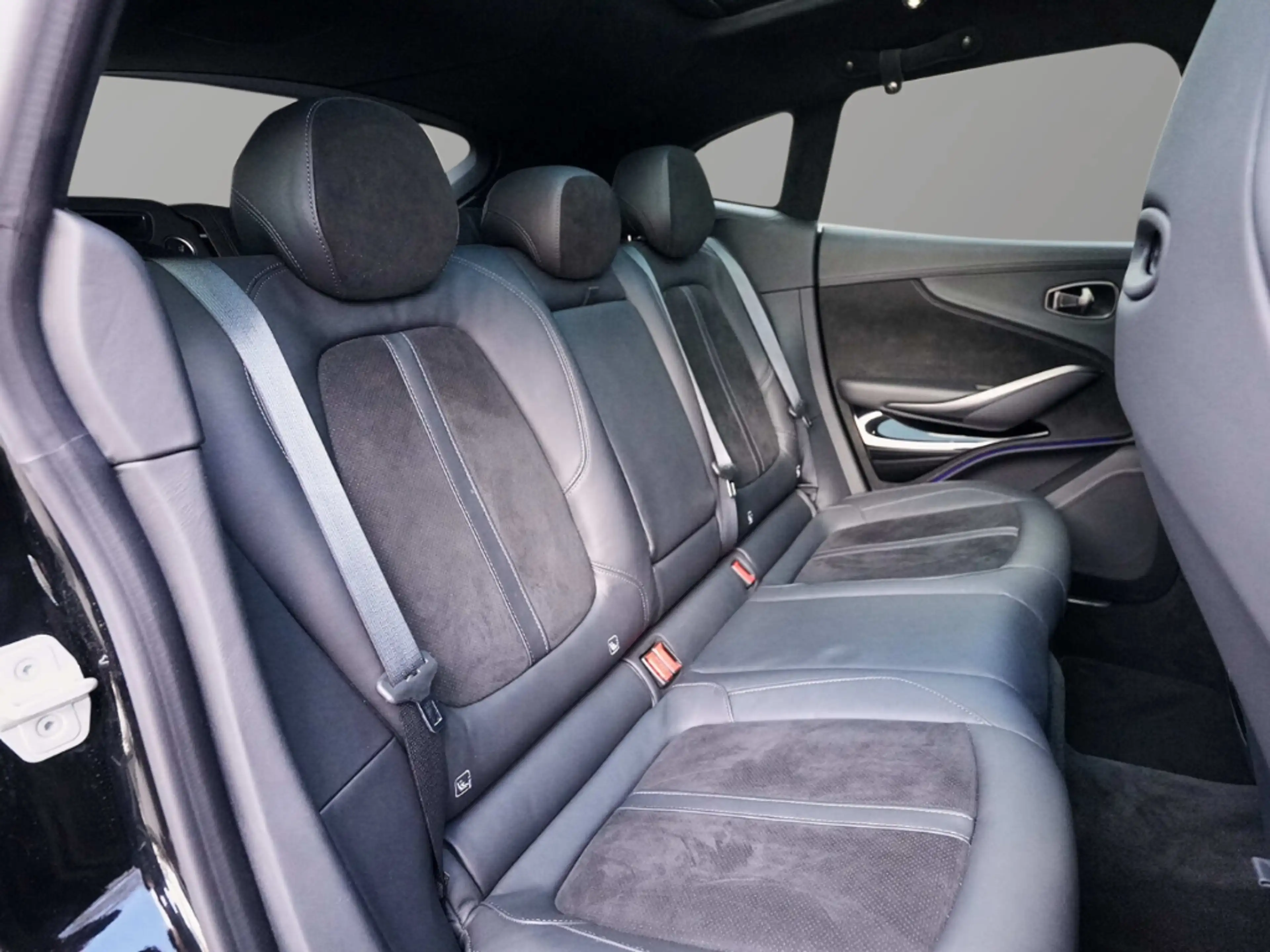 Aston Martin DBX 550 UPE 227.330,-€ Jet Black / Onyx Black — photo 37