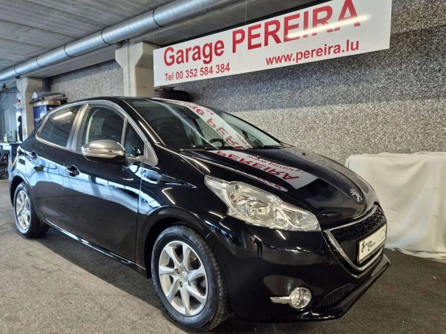 Peugeot 208 1.6 HDI 92 STYLE 1 HAND Noir - 1