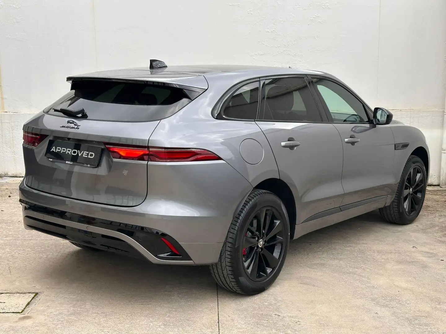 Jaguar F-Pace 2.0 D204 R-Dynamic SE awd auto Grigio - 2