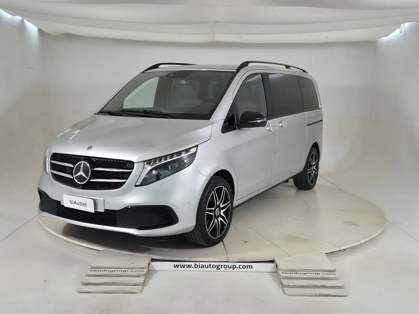 Mercedes-Benz V 300 2019 Compact Diesel V Compact 300 d Premium 4mati Silver - 1