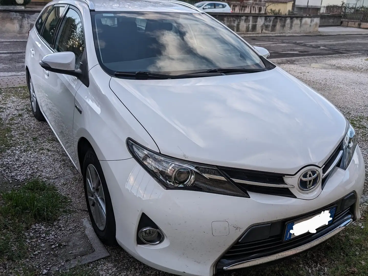 Toyota Auris Touring Sport 1.8 hybrid Active eco bijela - 1