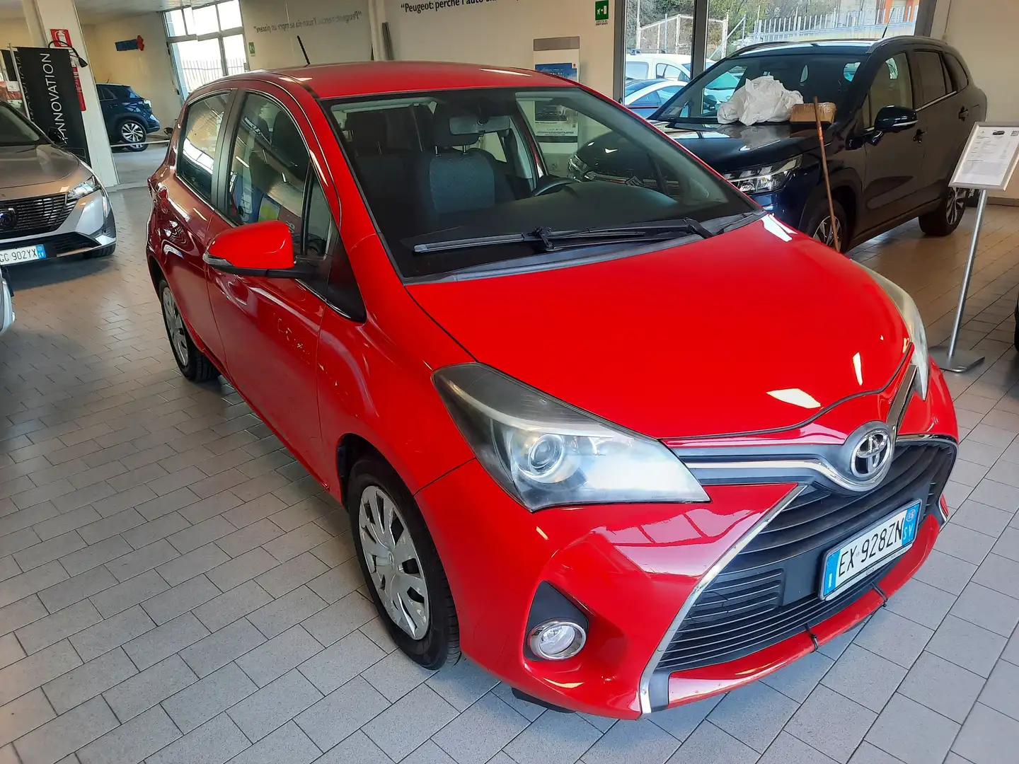 Toyota Yaris Yaris III 2015 5p 1.0 Active Rosso - 2