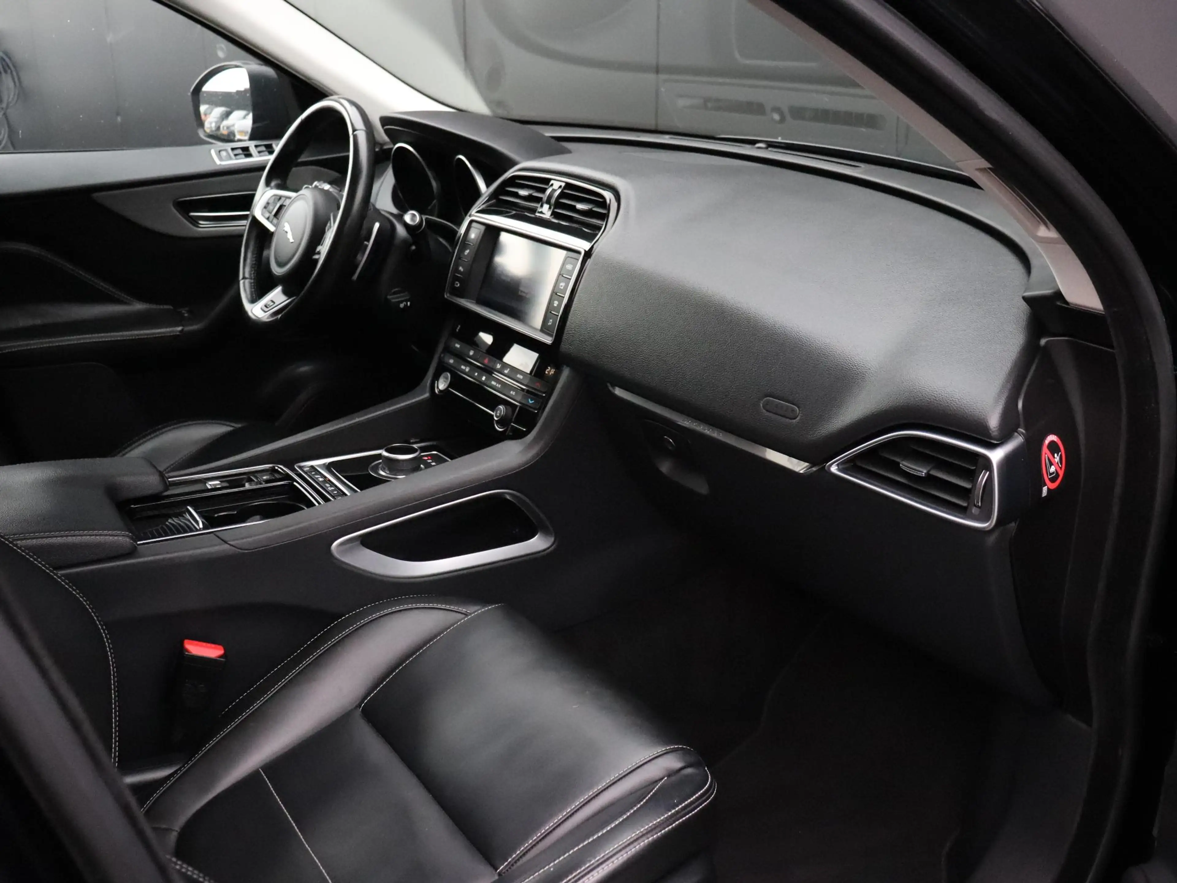 Jaguar F-Pace 2.0 Portfolio AWD 25t | LEDER | PANO-DAK | TREKHAA — photo 21
