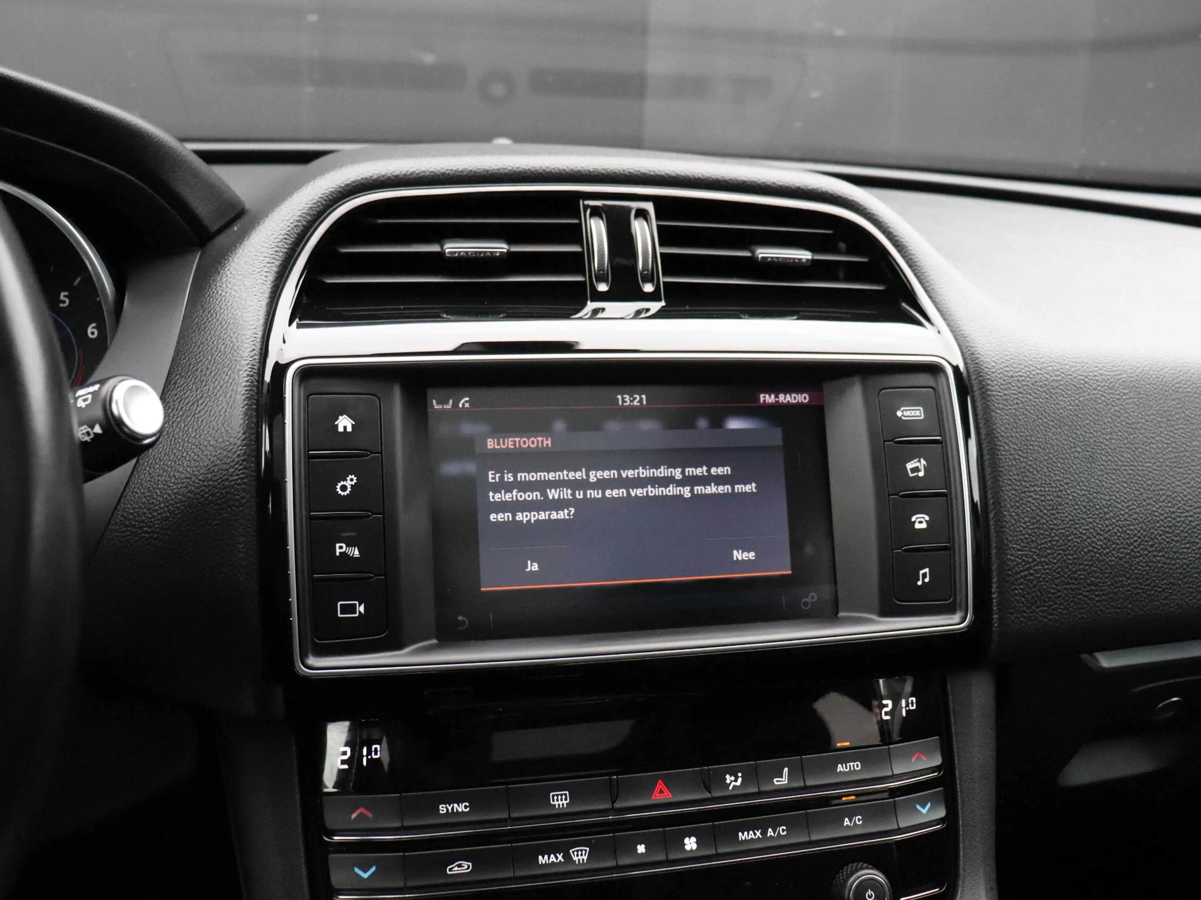 Jaguar F-Pace 2.0 Portfolio AWD 25t | LEDER | PANO-DAK | TREKHAA — photo 7