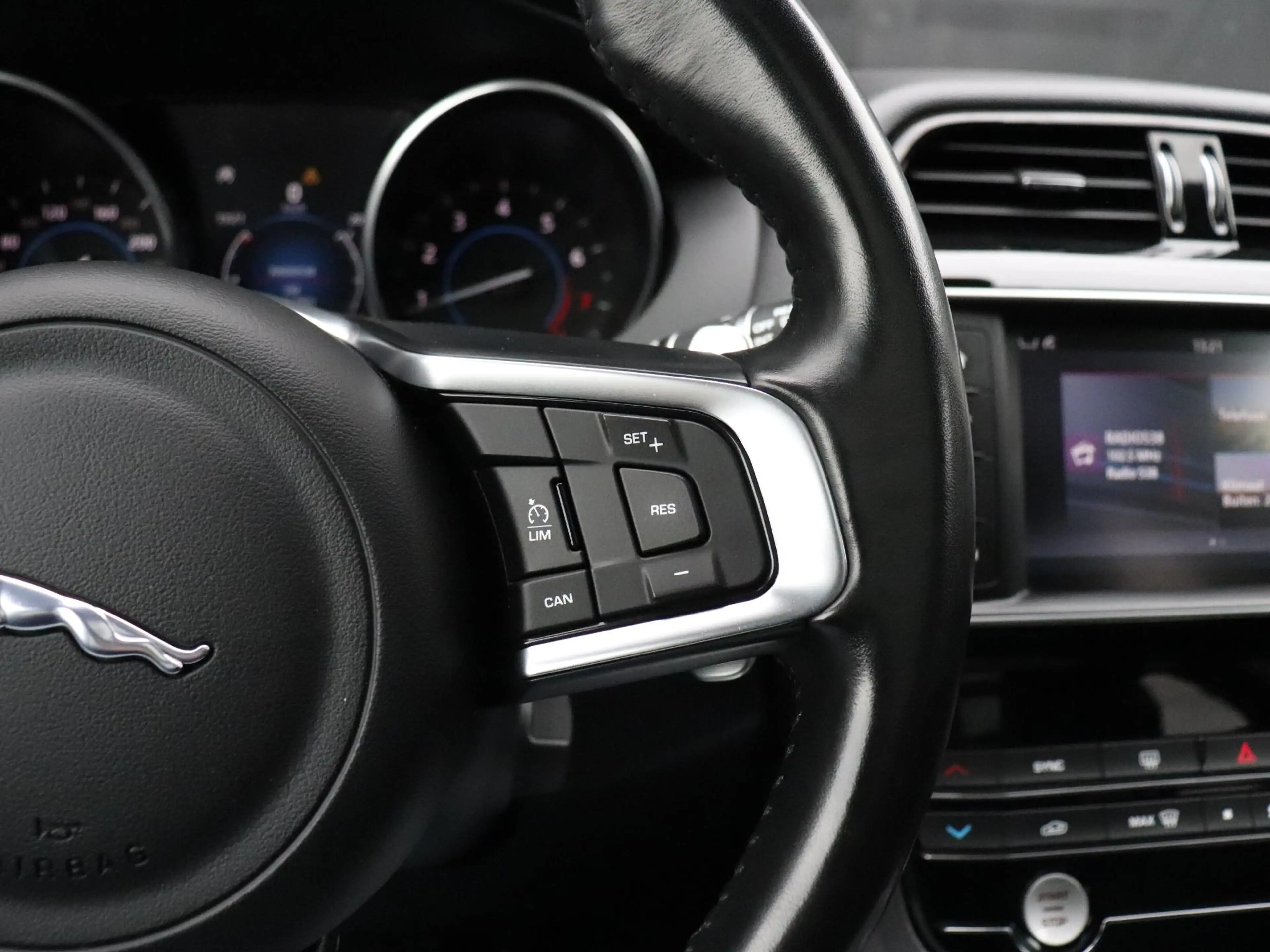 Jaguar F-Pace 2.0 Portfolio AWD 25t | LEDER | PANO-DAK | TREKHAA — photo 22